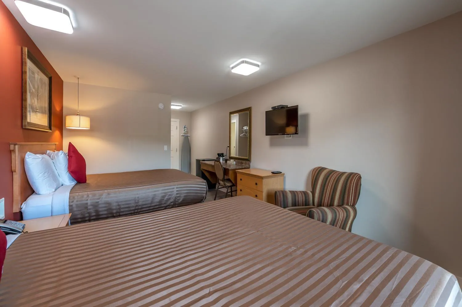 Bed in Sahara Courtyard Inn Penticton