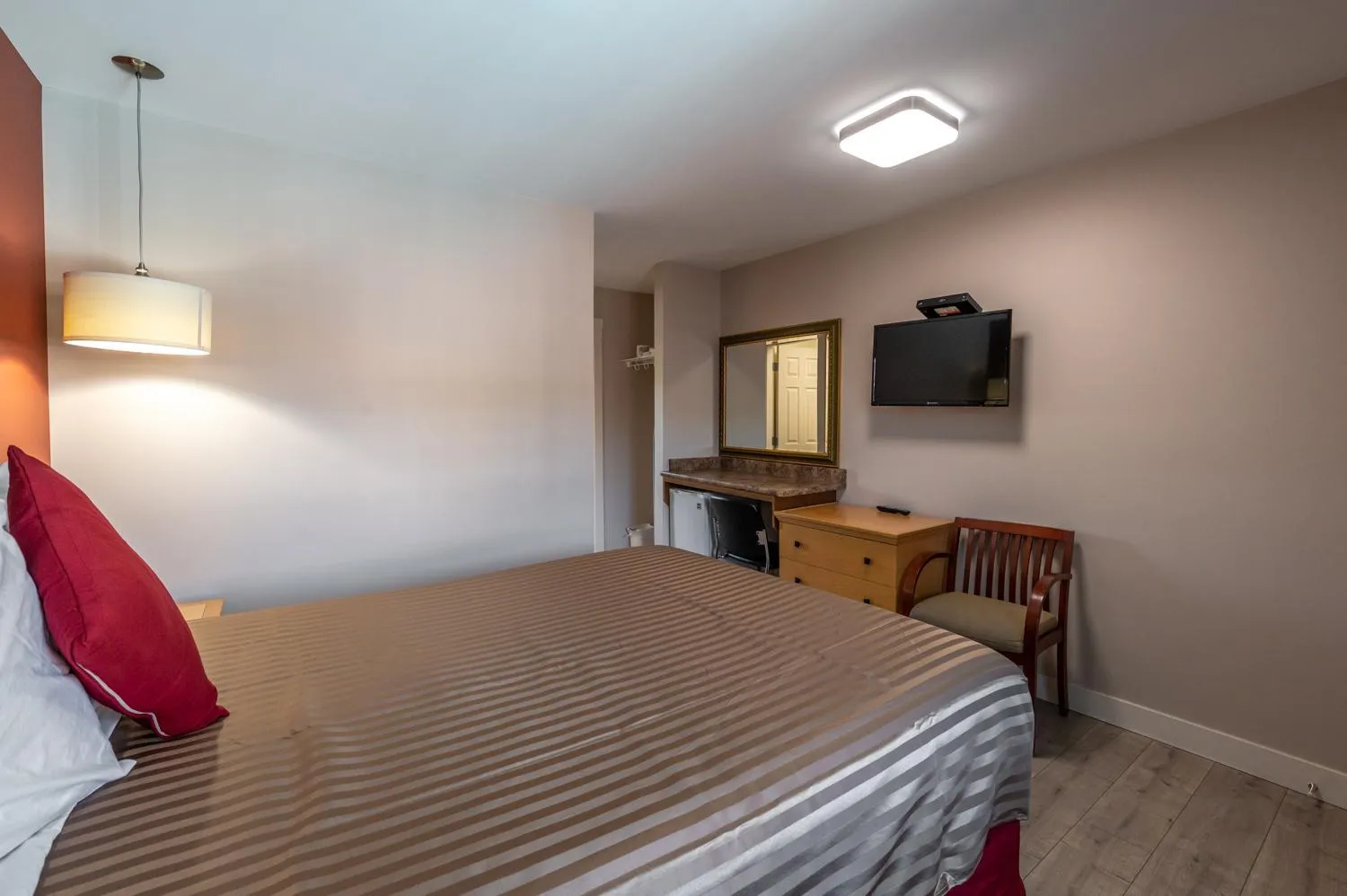 Bed in Sahara Courtyard Inn Penticton