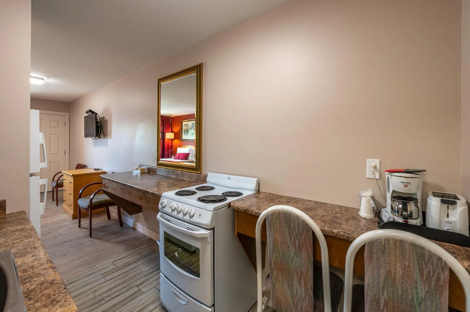 Bed in Sahara Courtyard Inn Penticton