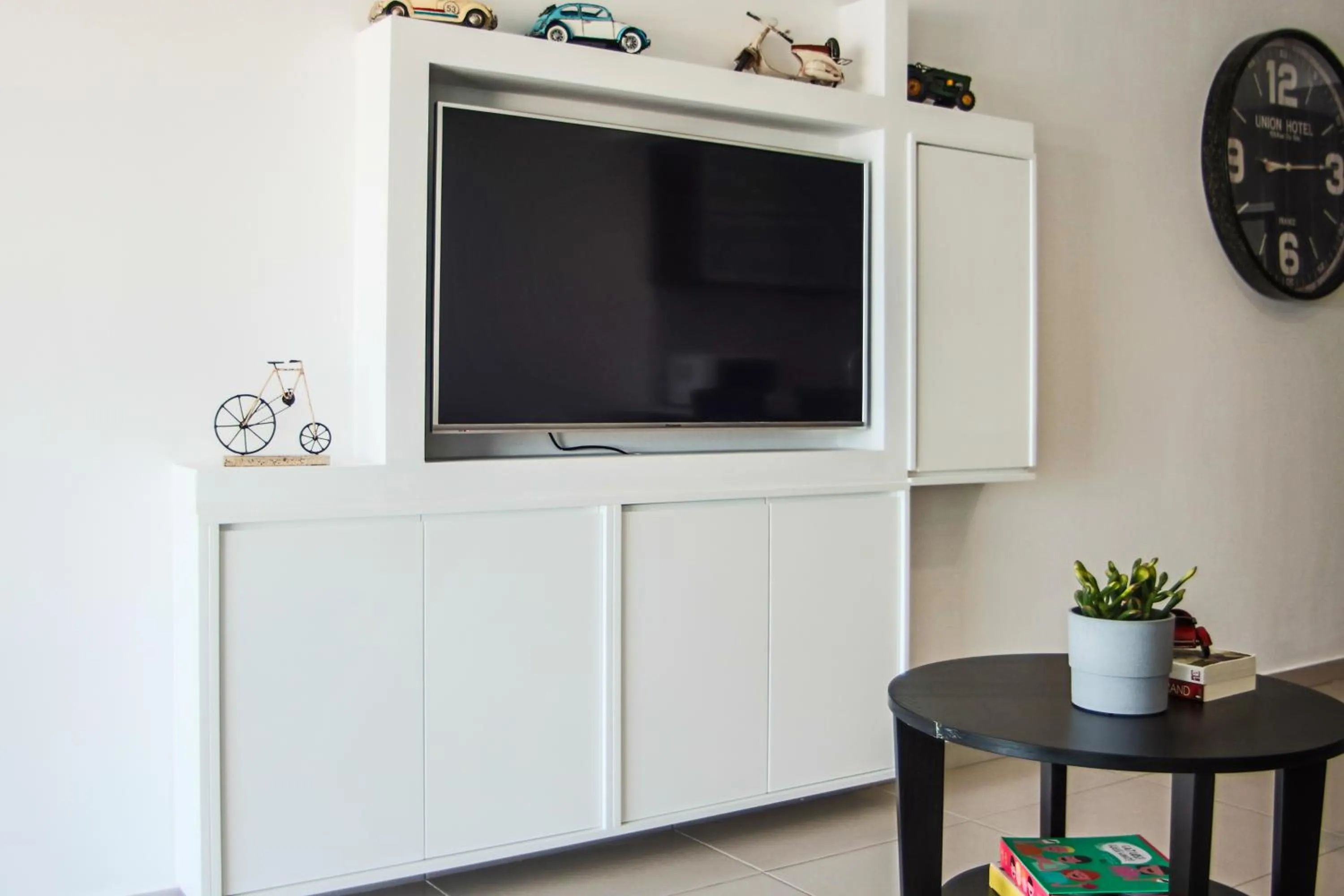 Communal lounge/ TV room in Phaedrus Living Seaview Luxury Flat Lighthouse 53