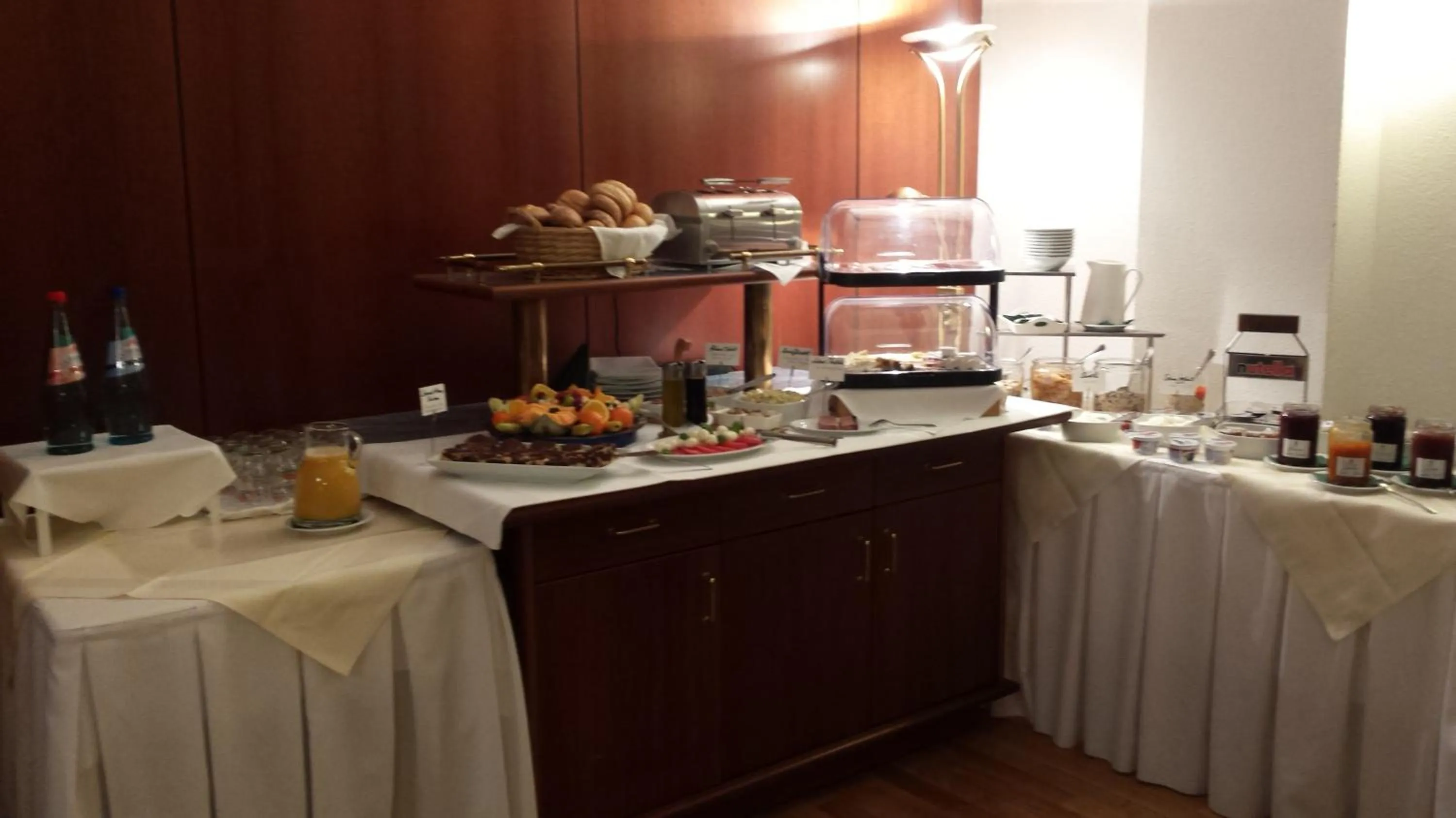 Buffet breakfast in Villa Wilisch