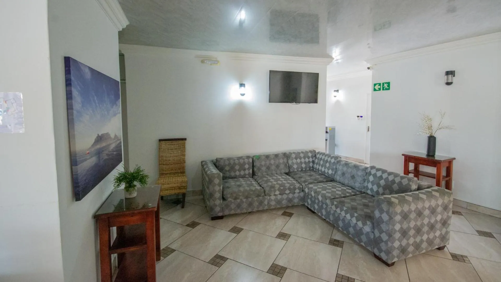 Communal lounge/ TV room in Falling Waters Guest House