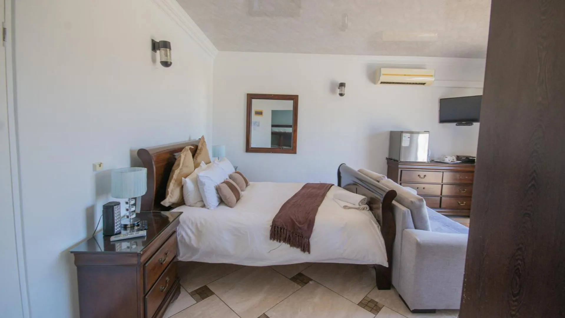 Bedroom, Bed in Falling Waters Guest House