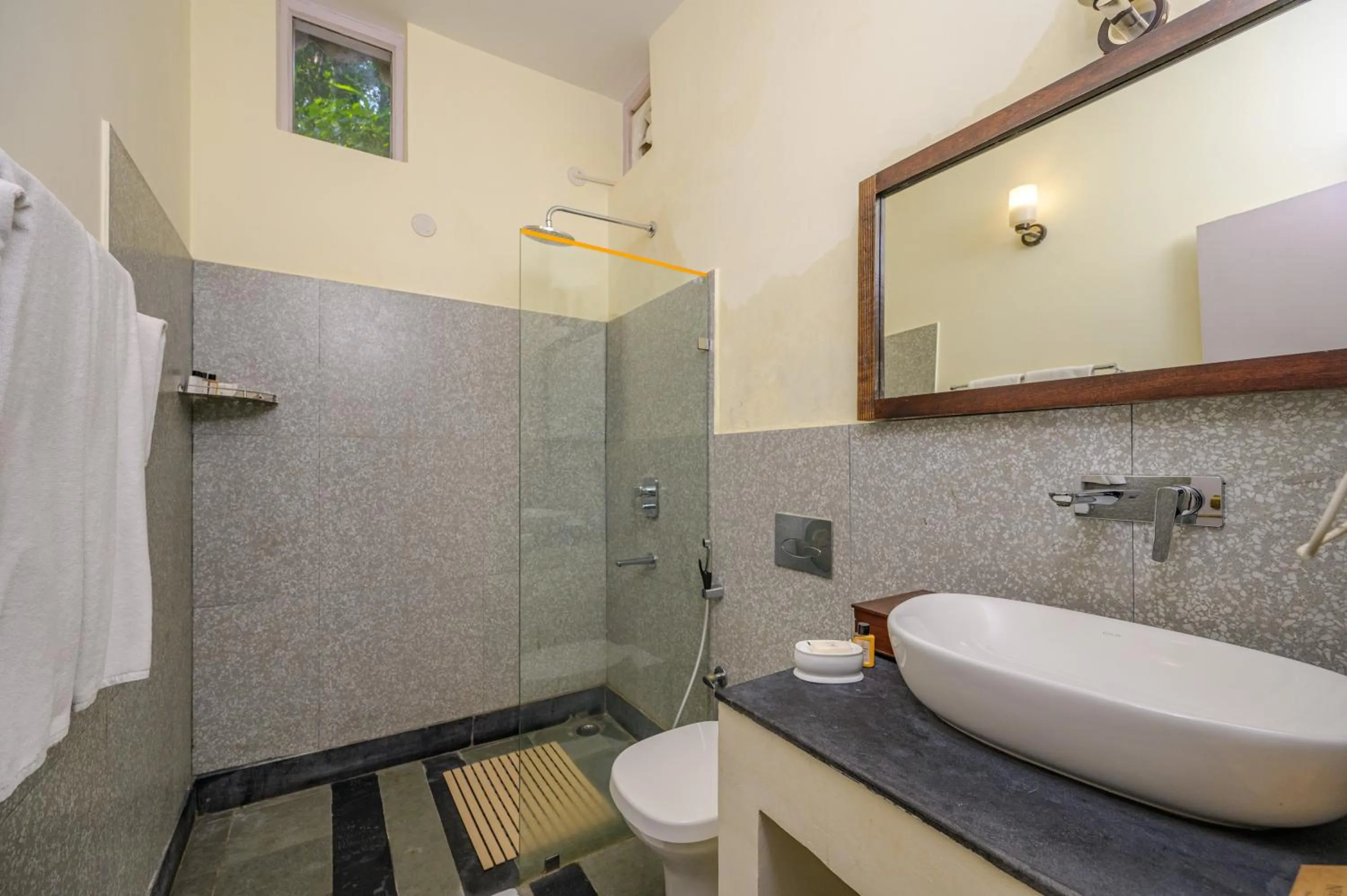 Bathroom in Neemrana's Glasshouse on the Ganges