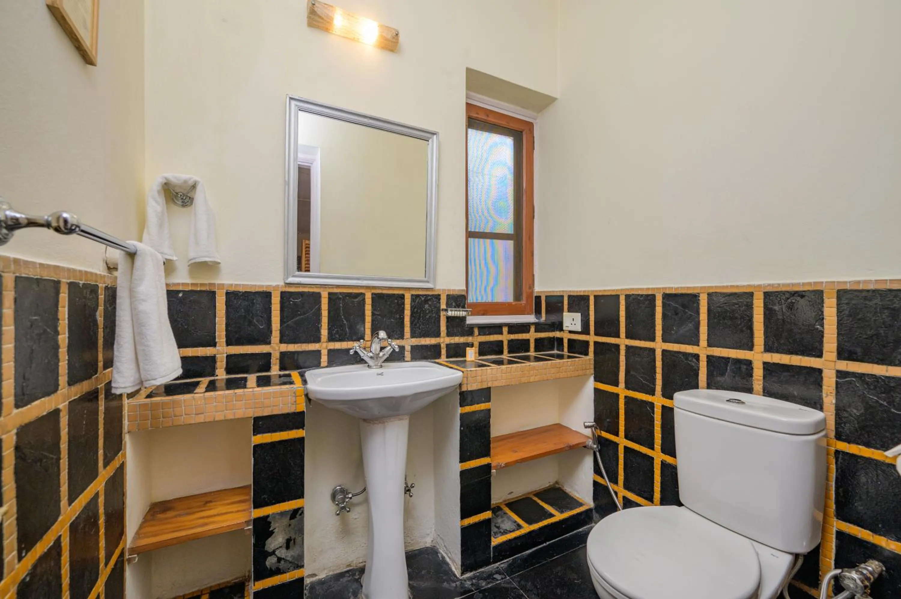 Bathroom in Neemrana's Glasshouse on the Ganges