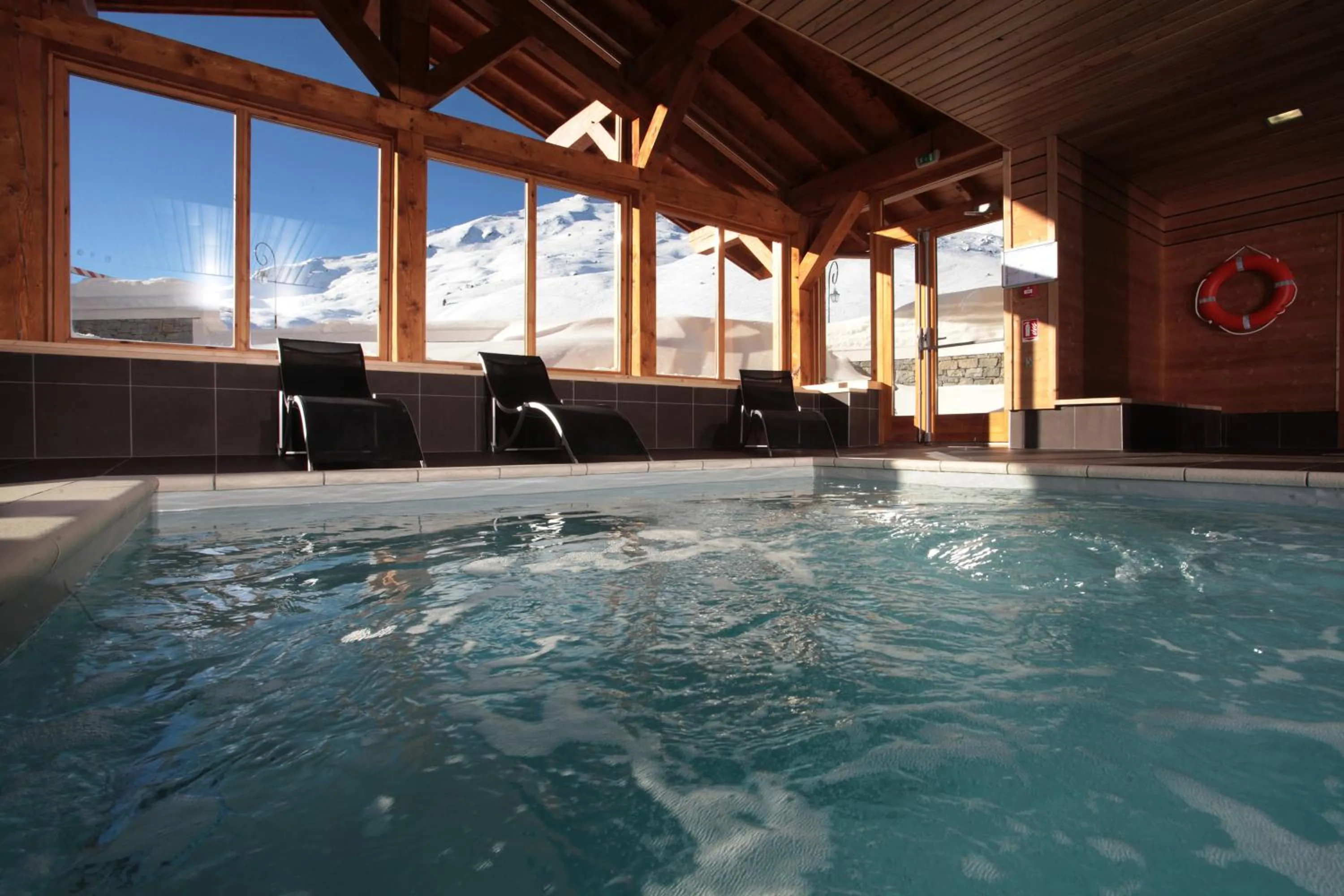 Swimming pool in Le Chalet du Mont Vallon Spa Resort