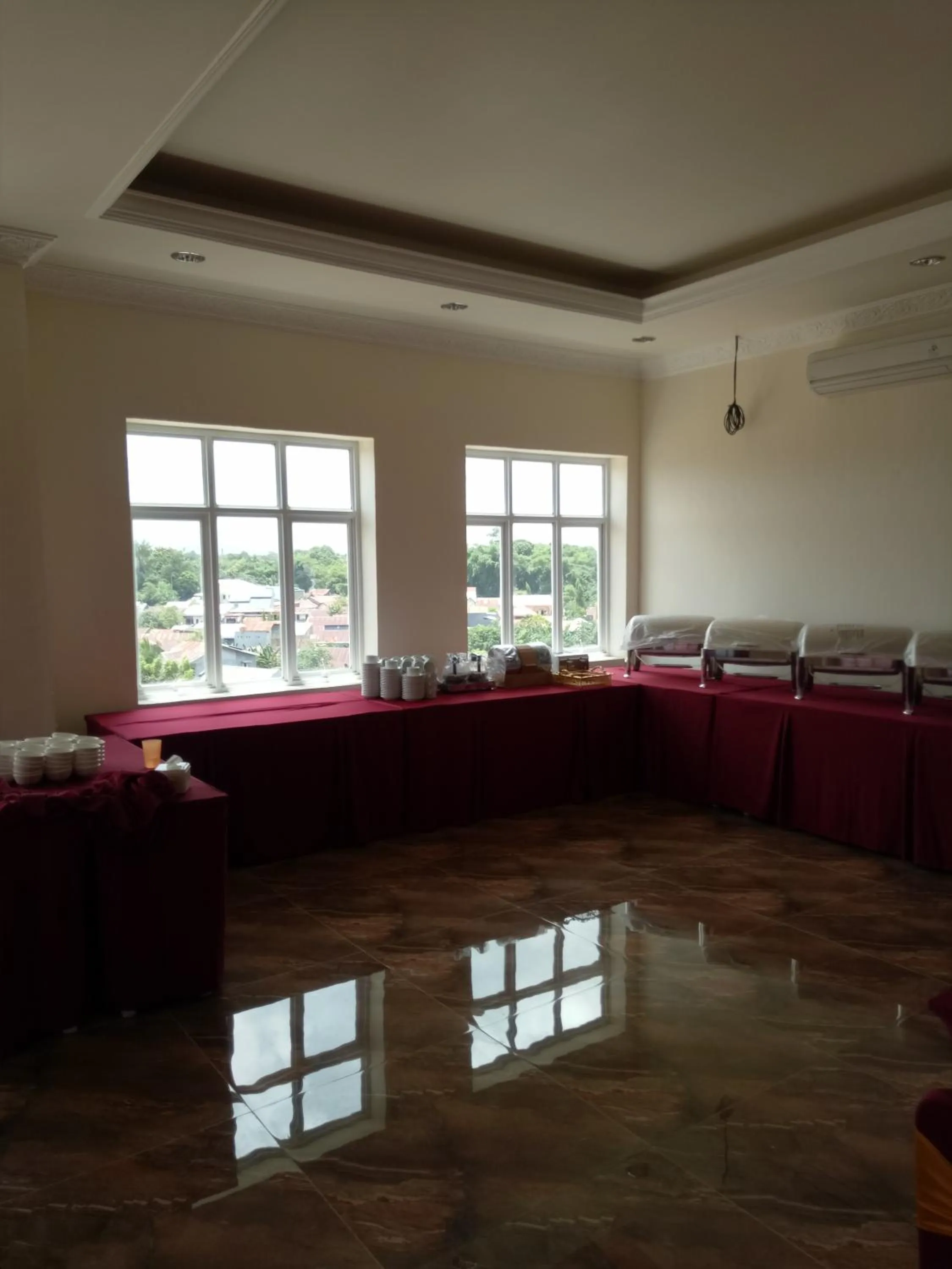 Restaurant/places to eat in Grand Town Hotel Mandai