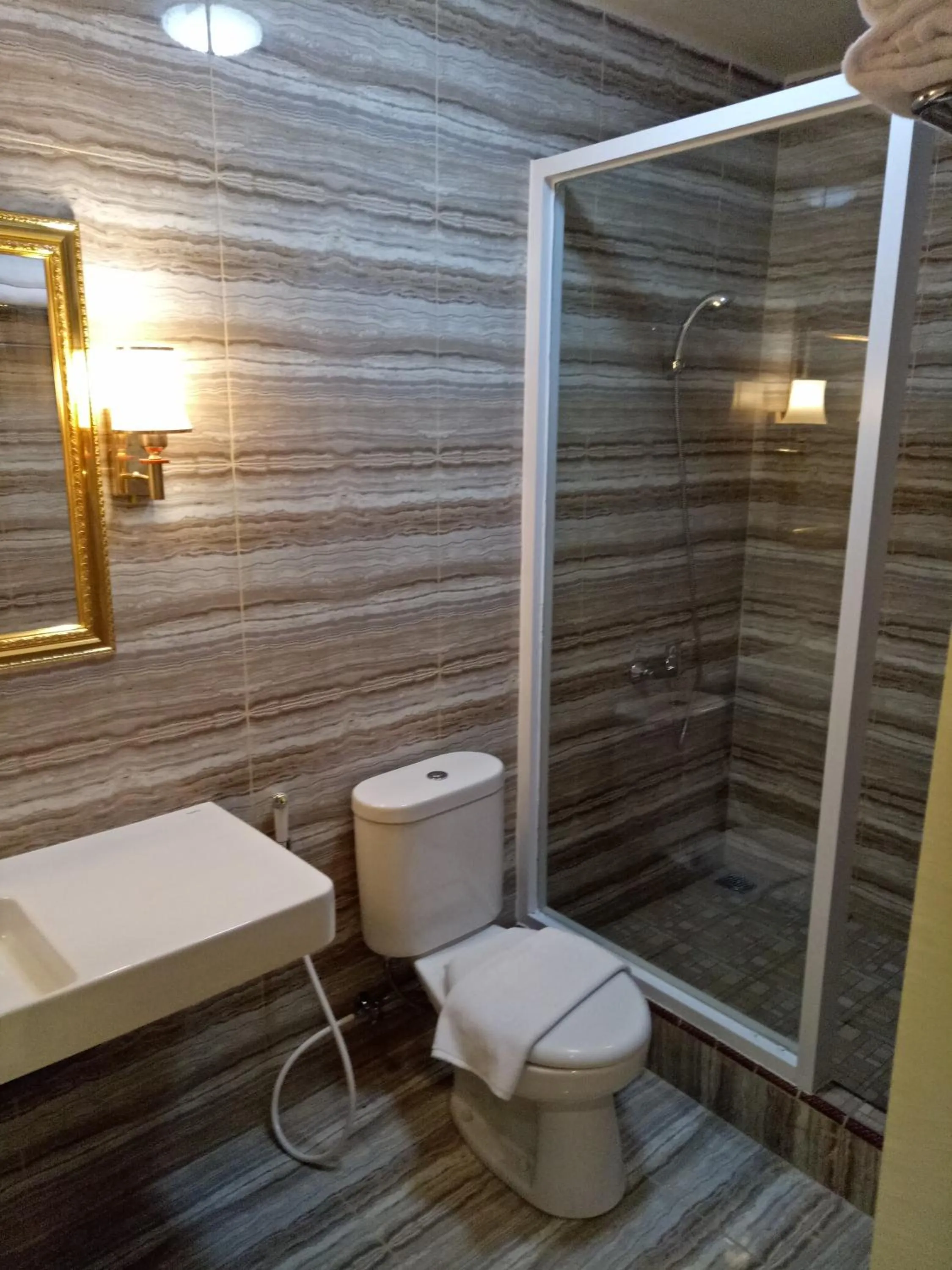 Toilet in Grand Town Hotel Mandai