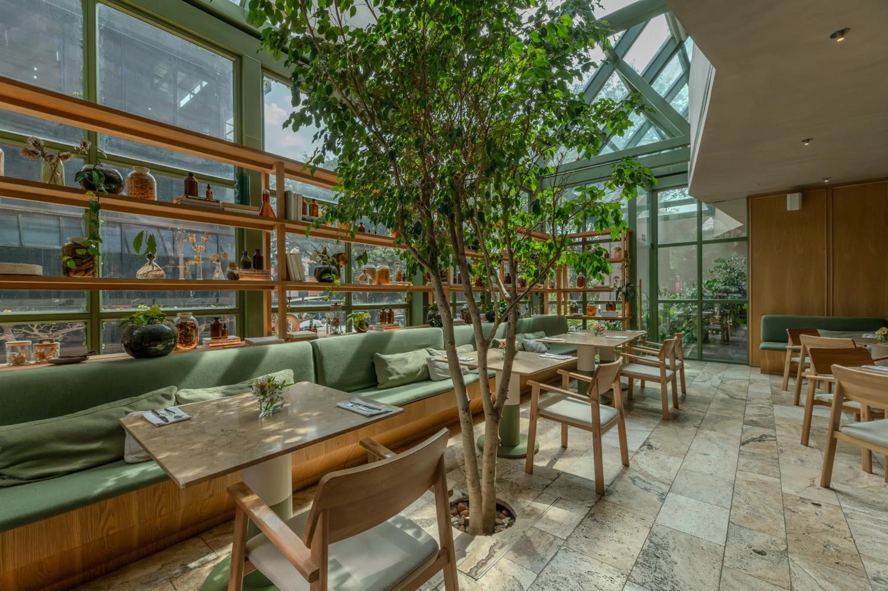 Restaurant/places to eat in The Charlee Hotel