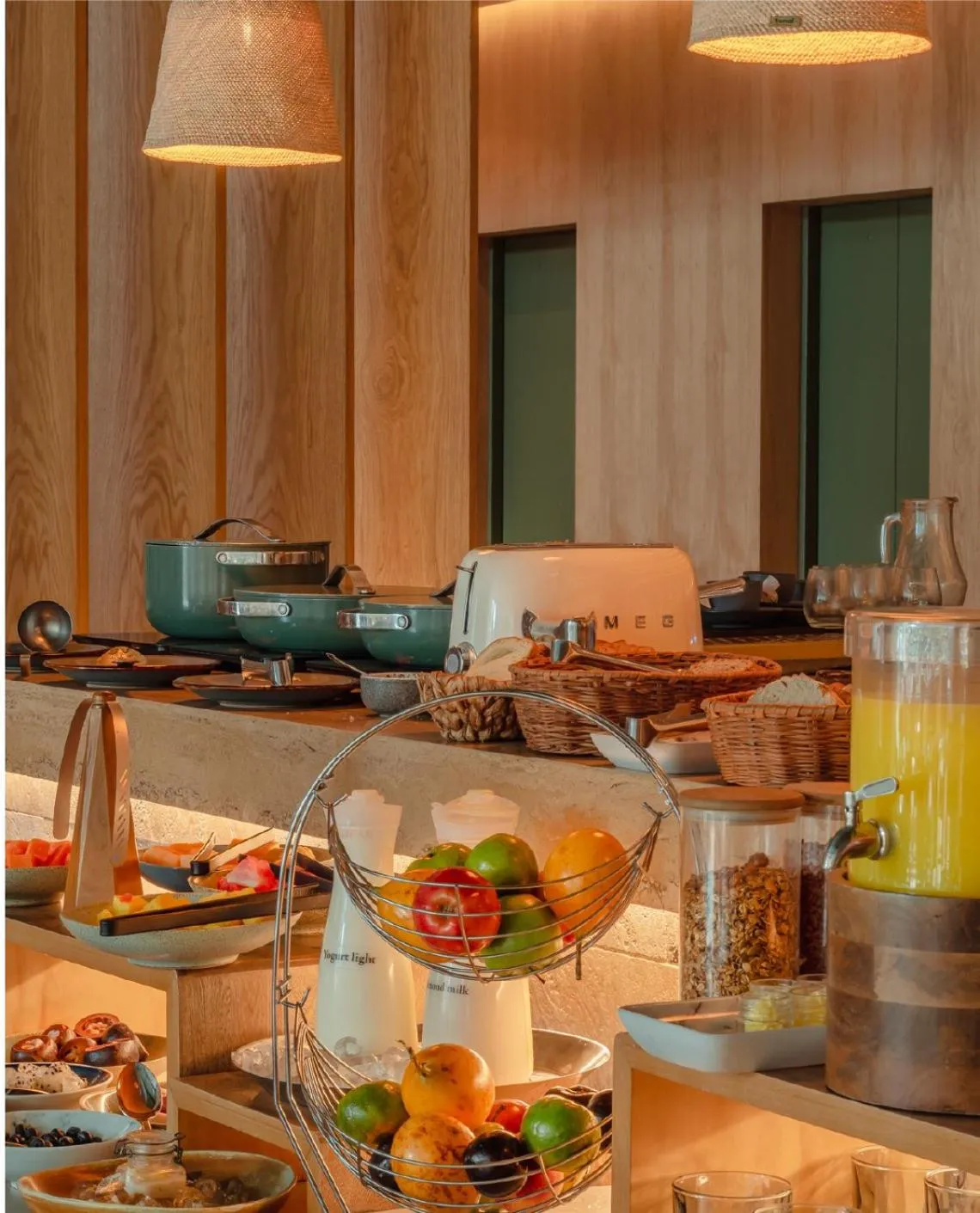 Restaurant/places to eat in The Charlee Hotel