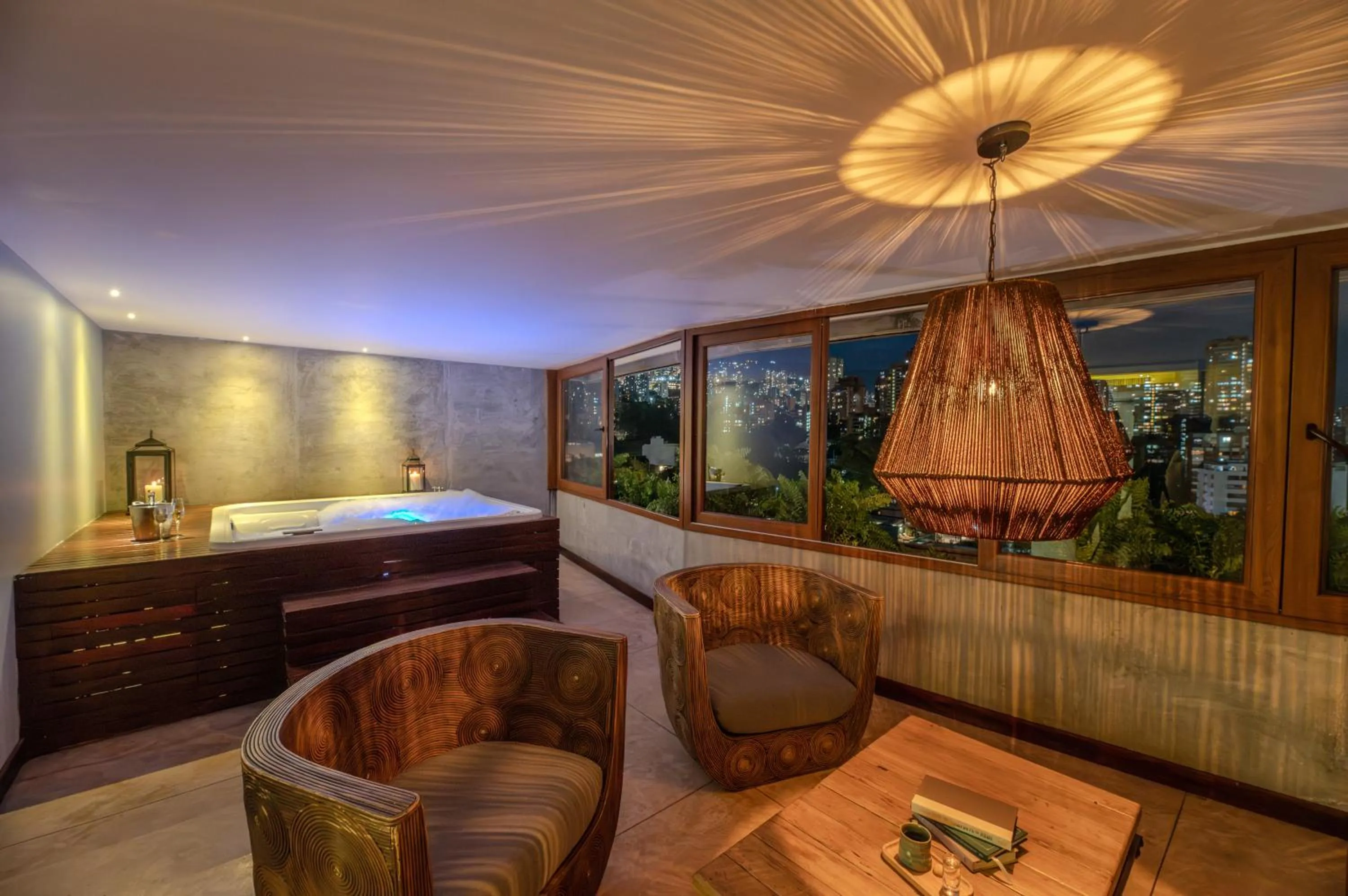 Hot Tub, Bed in The Charlee Hotel