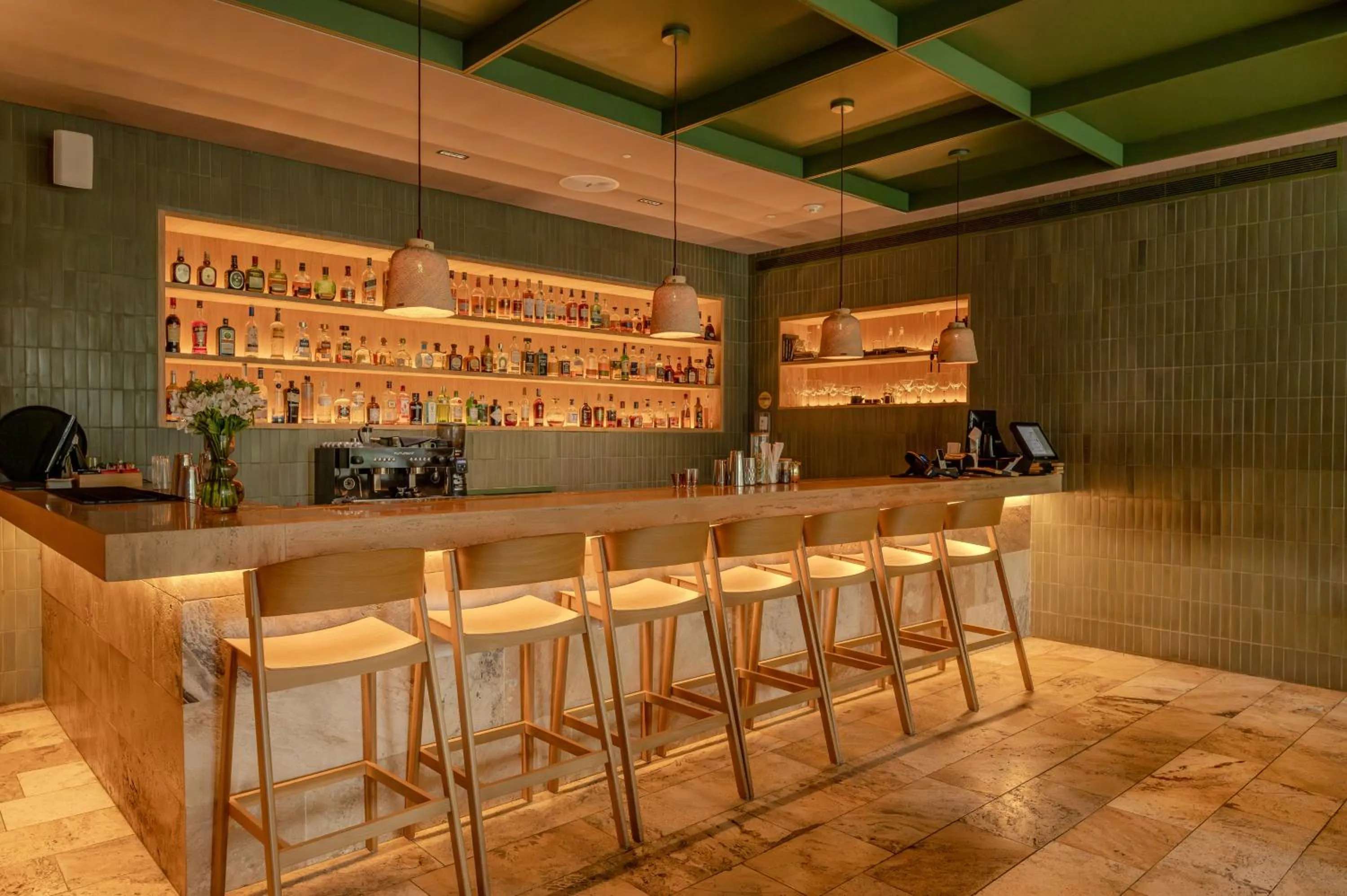 Restaurant/places to eat in The Charlee Hotel