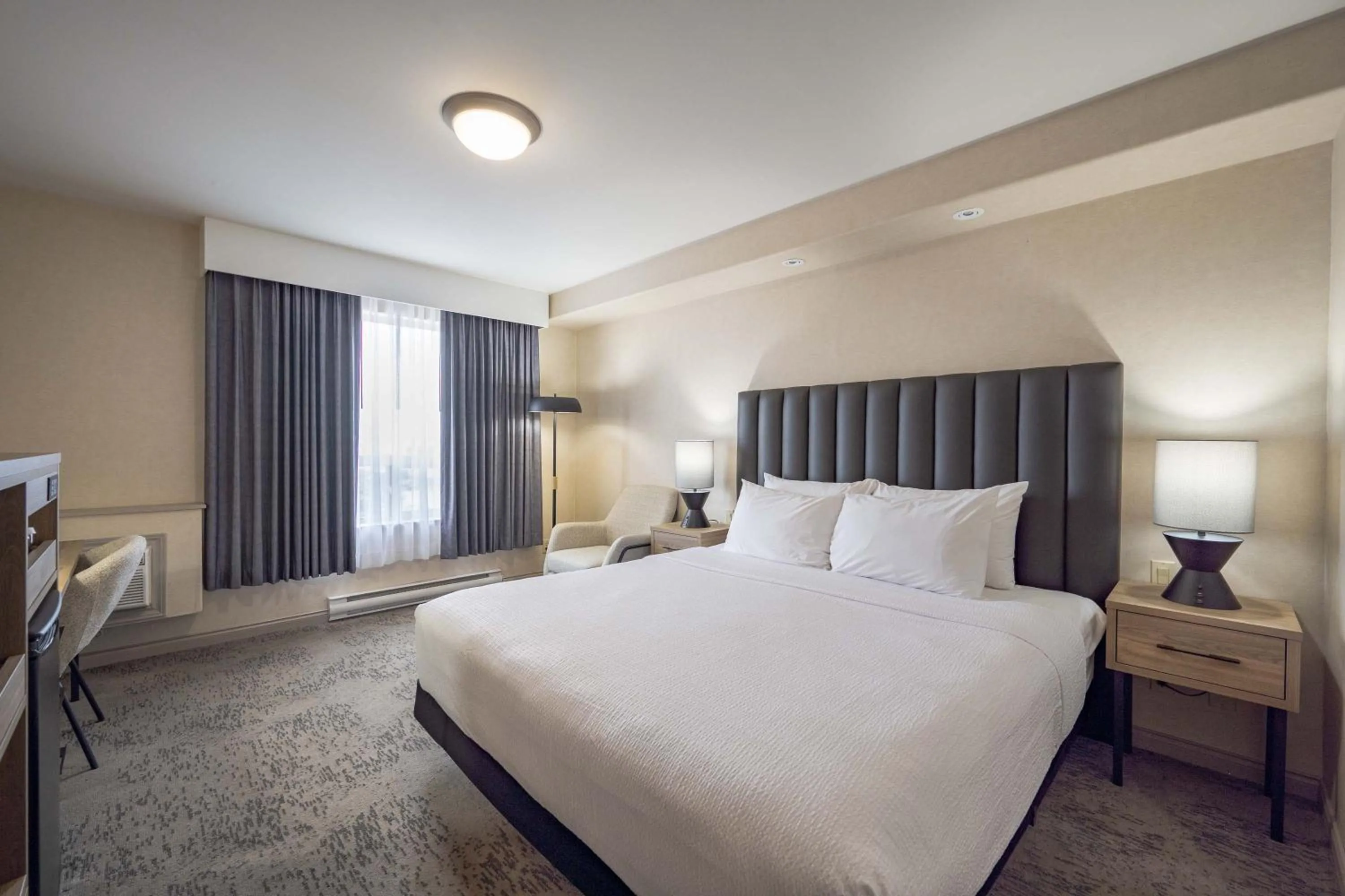 Photo of the whole room, Bed in Sandman Hotel & Suites Winnipeg Airport