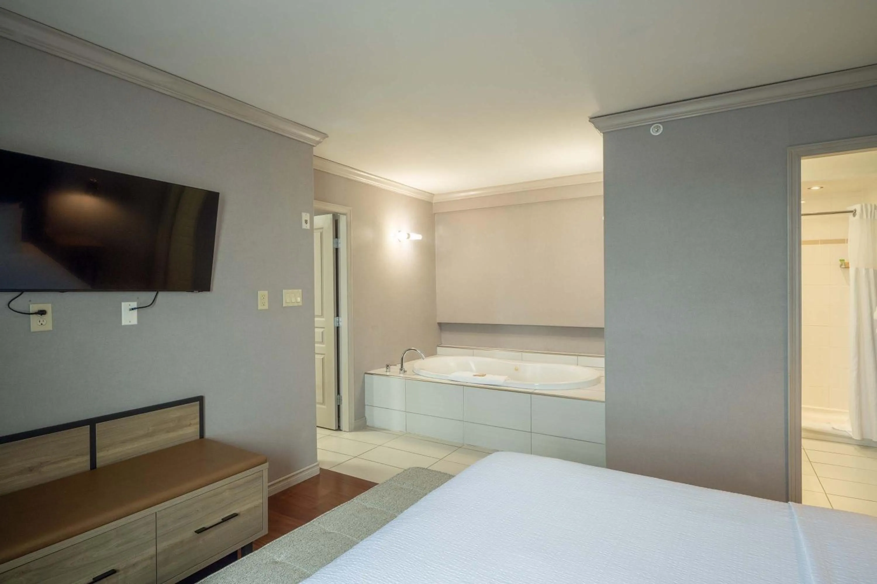 Spa and wellness centre/facilities, Bed in Sandman Hotel & Suites Winnipeg Airport