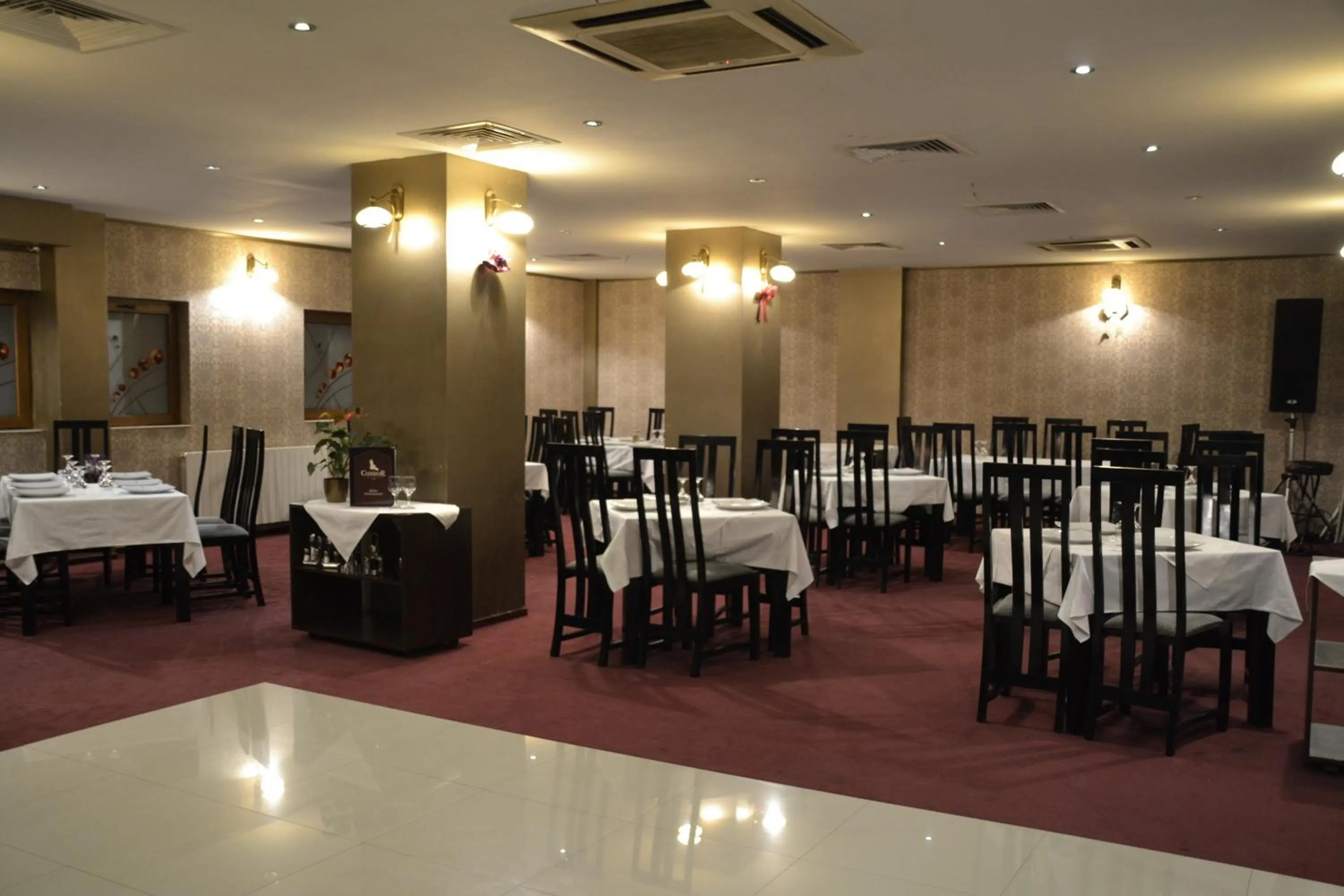 Restaurant/places to eat in Hotel Condor