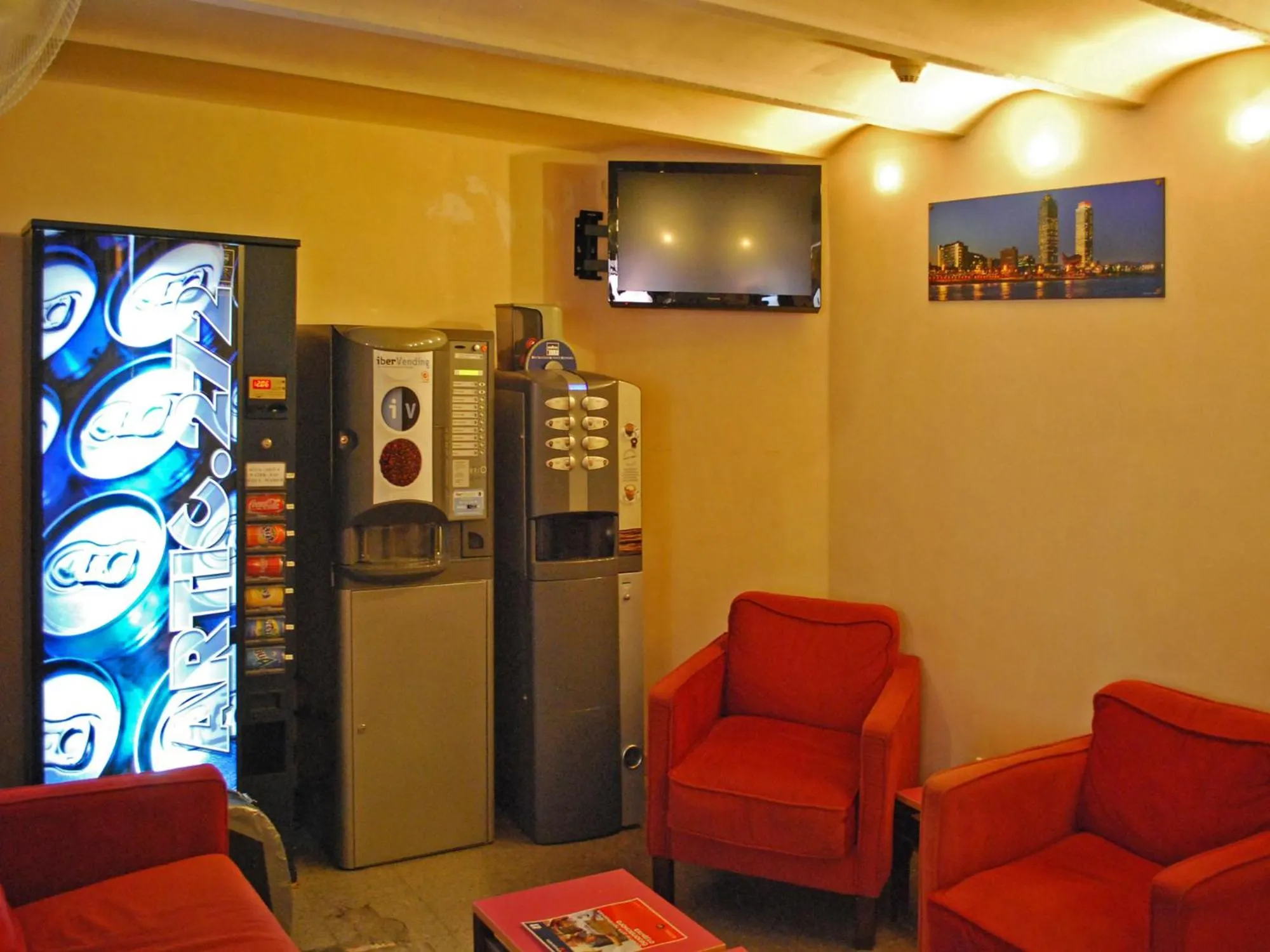 Communal lounge/ TV room in Hostal Radio Barcelona
