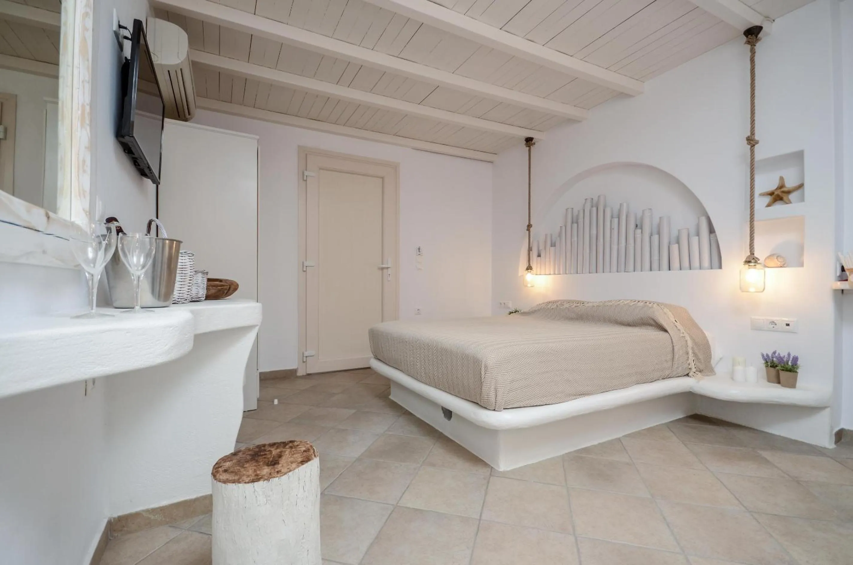 Photo of the whole room, Bed in Blue Sky Summer