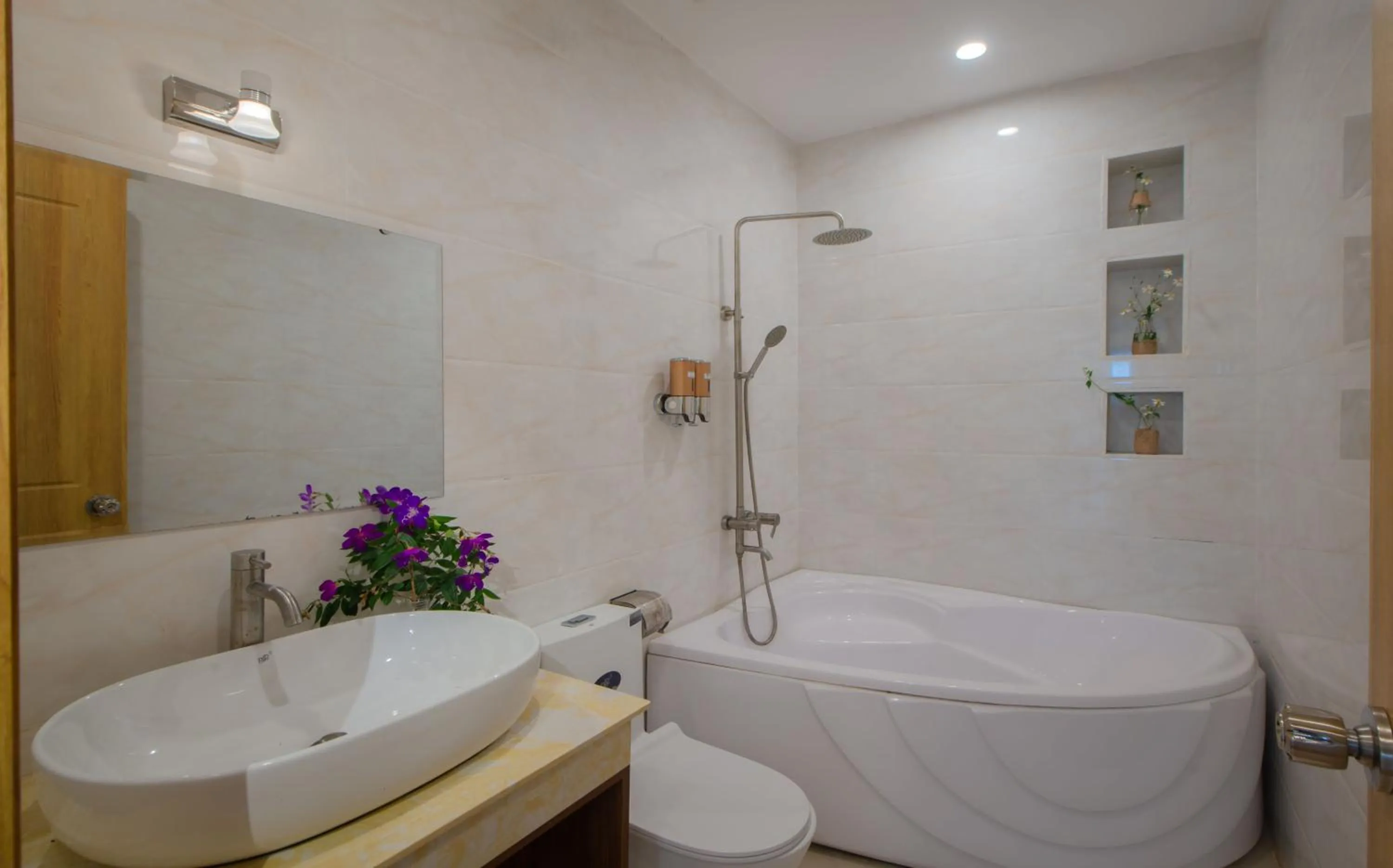 Bathroom in Duy Vinh Hotel Dalat