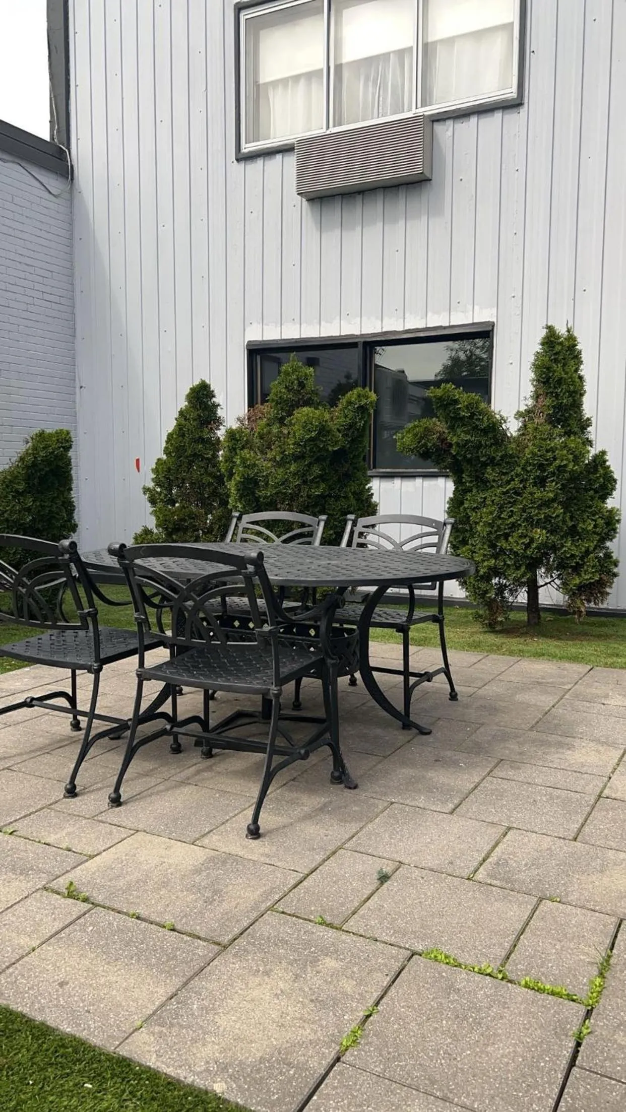 Patio in Hotel Newstar Montréal