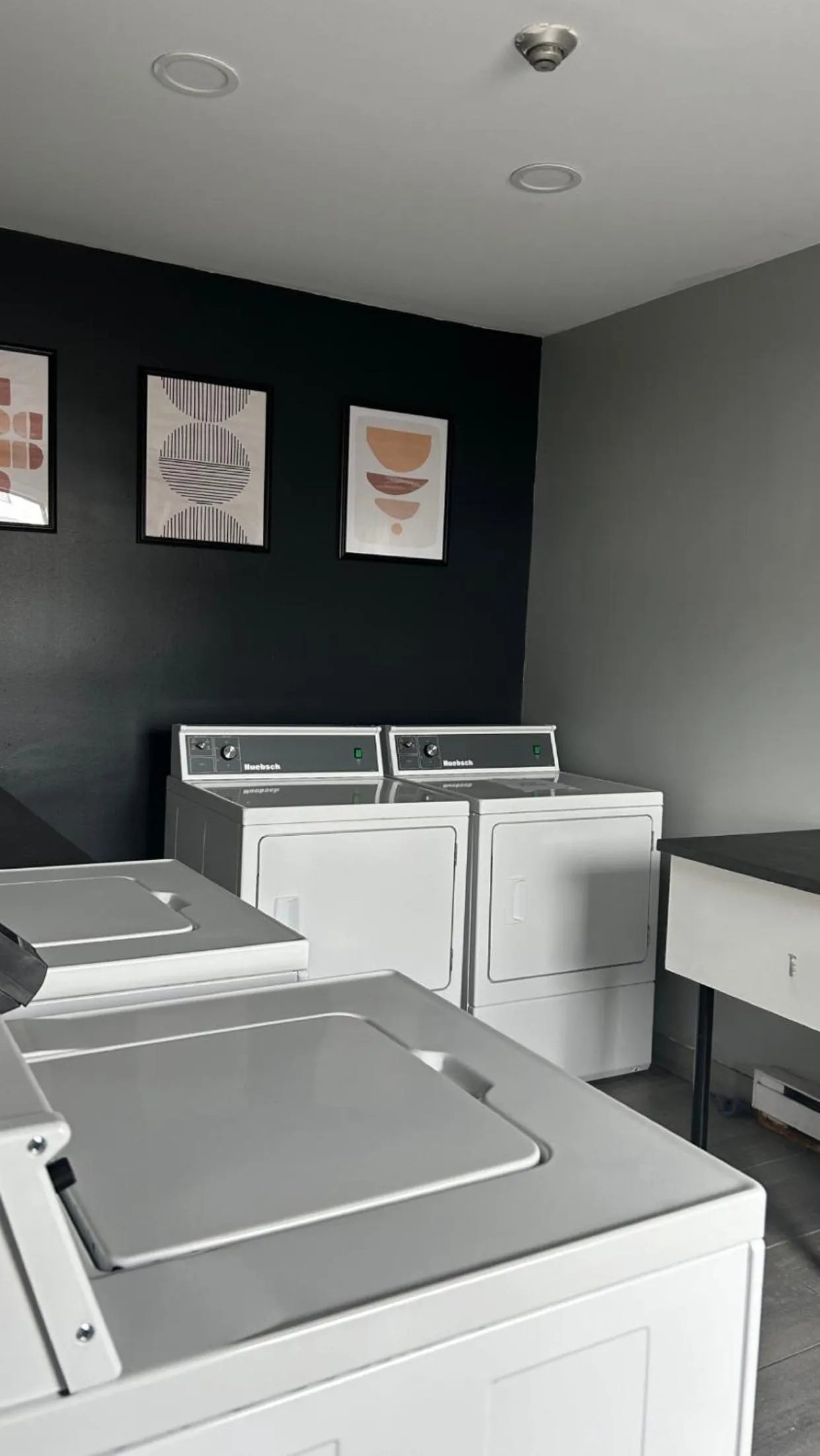laundry in Hotel Newstar Montréal