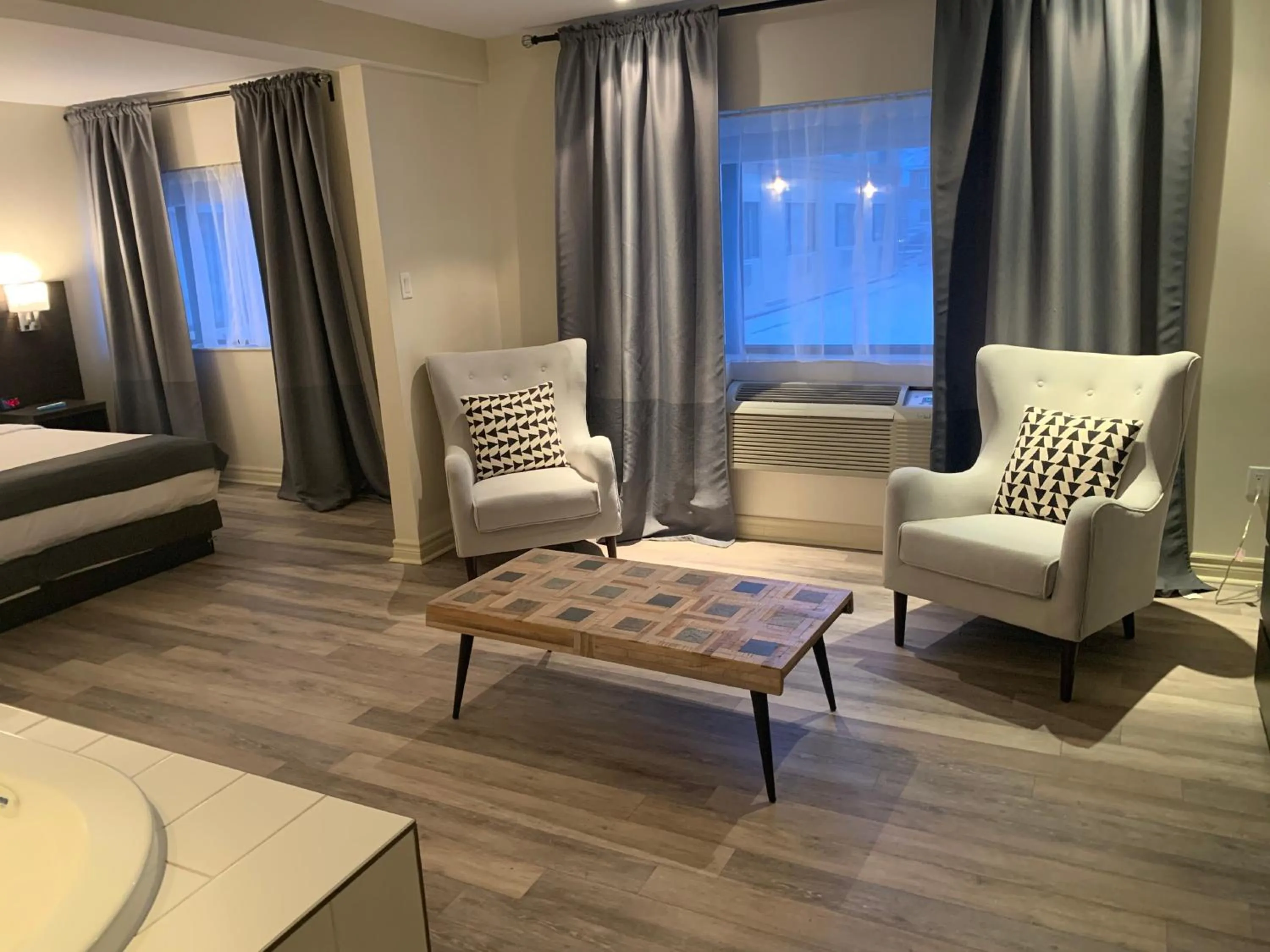 Seating area in Hotel Newstar Montréal