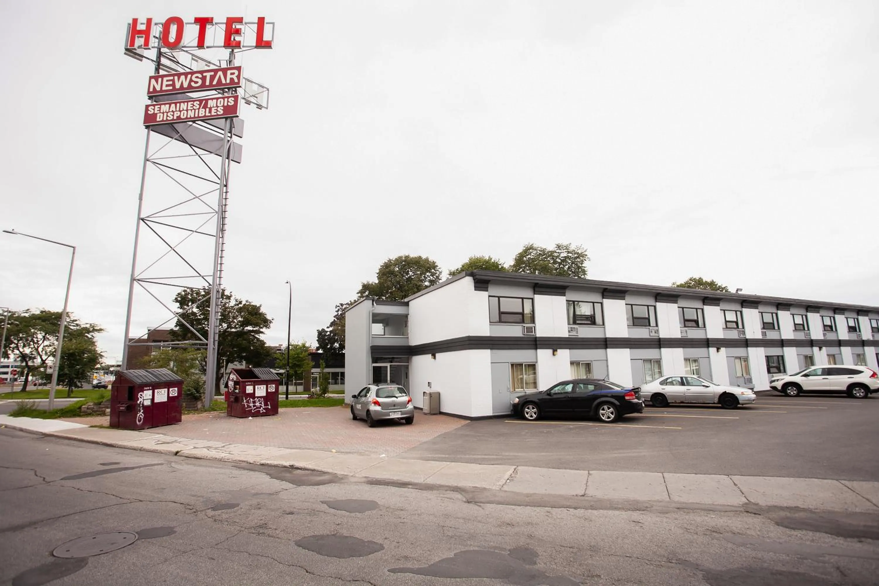 Property building in Hotel Newstar Montréal
