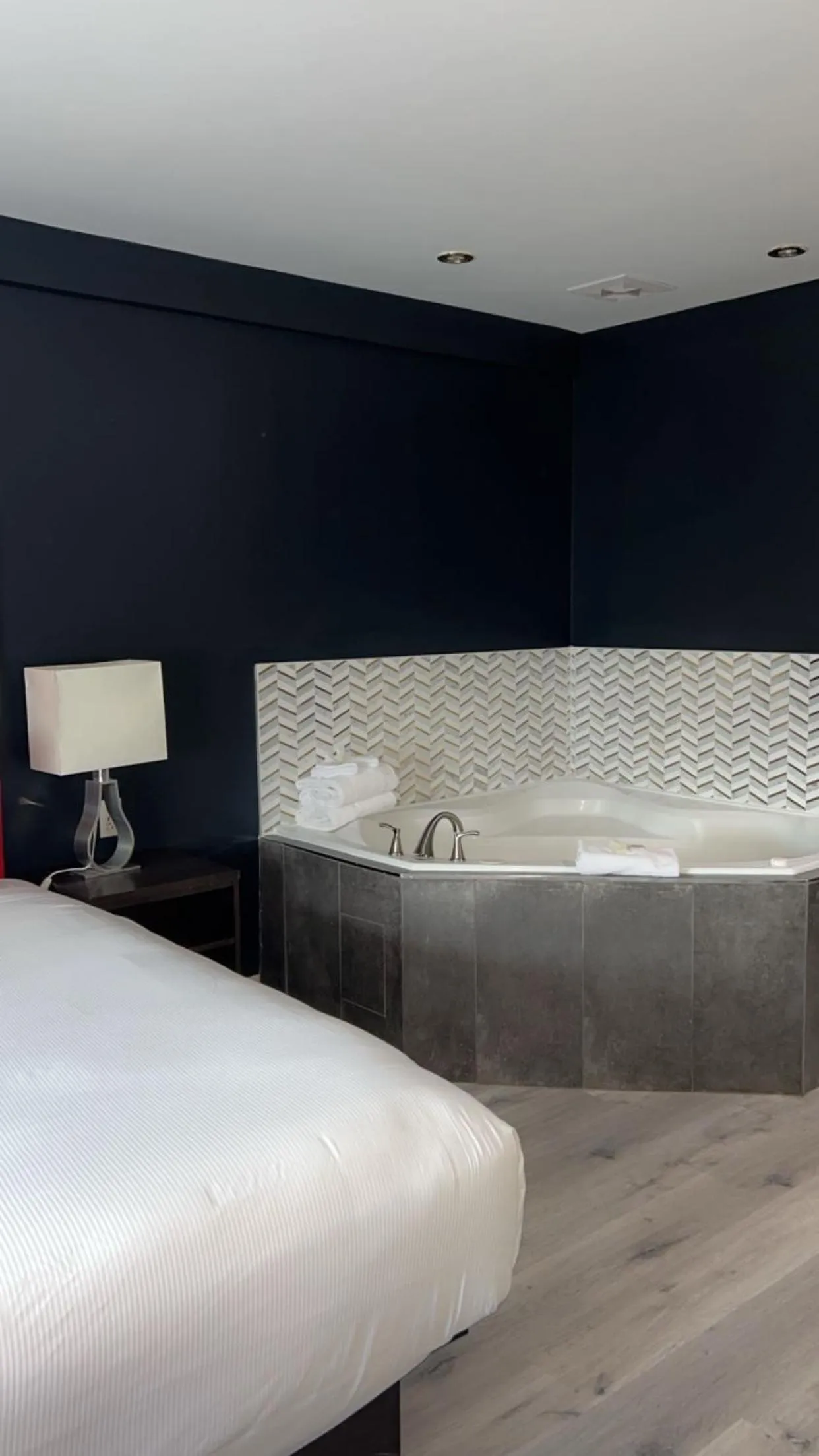 Hot Tub, Bed in Hotel Newstar Montréal