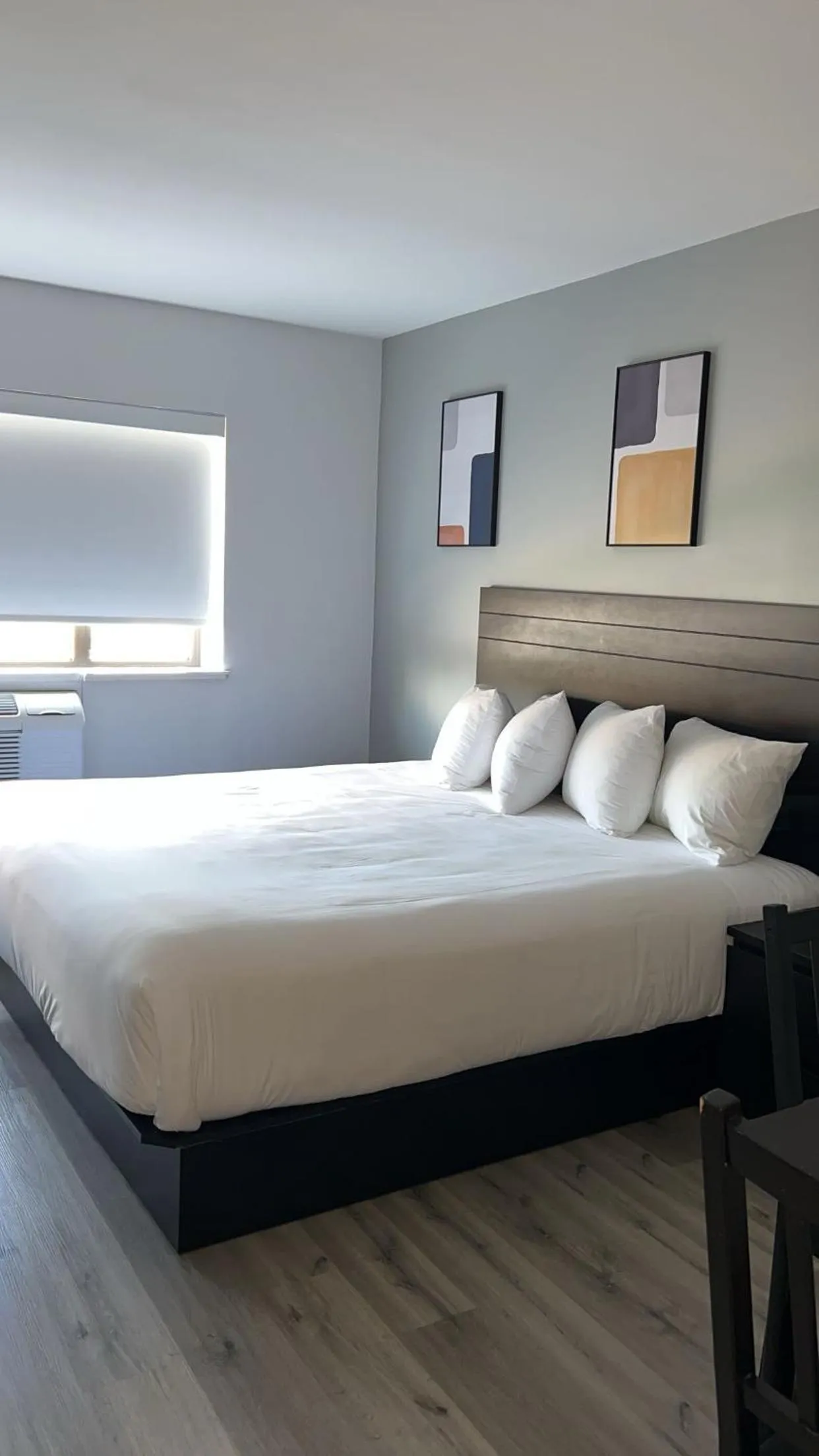 Photo of the whole room, Bed in Hotel Newstar Montréal