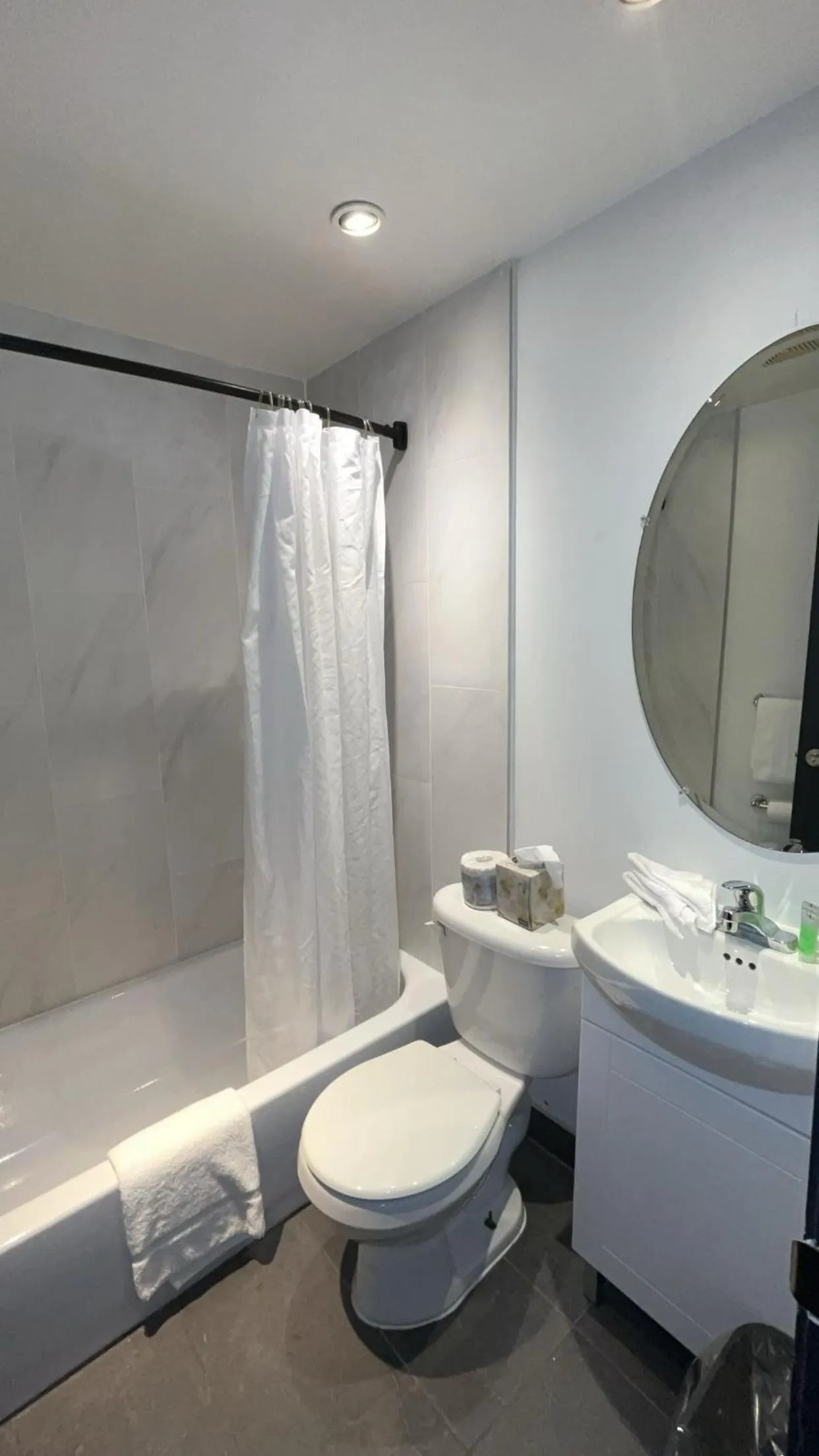 Bathroom in Hotel Newstar Montréal