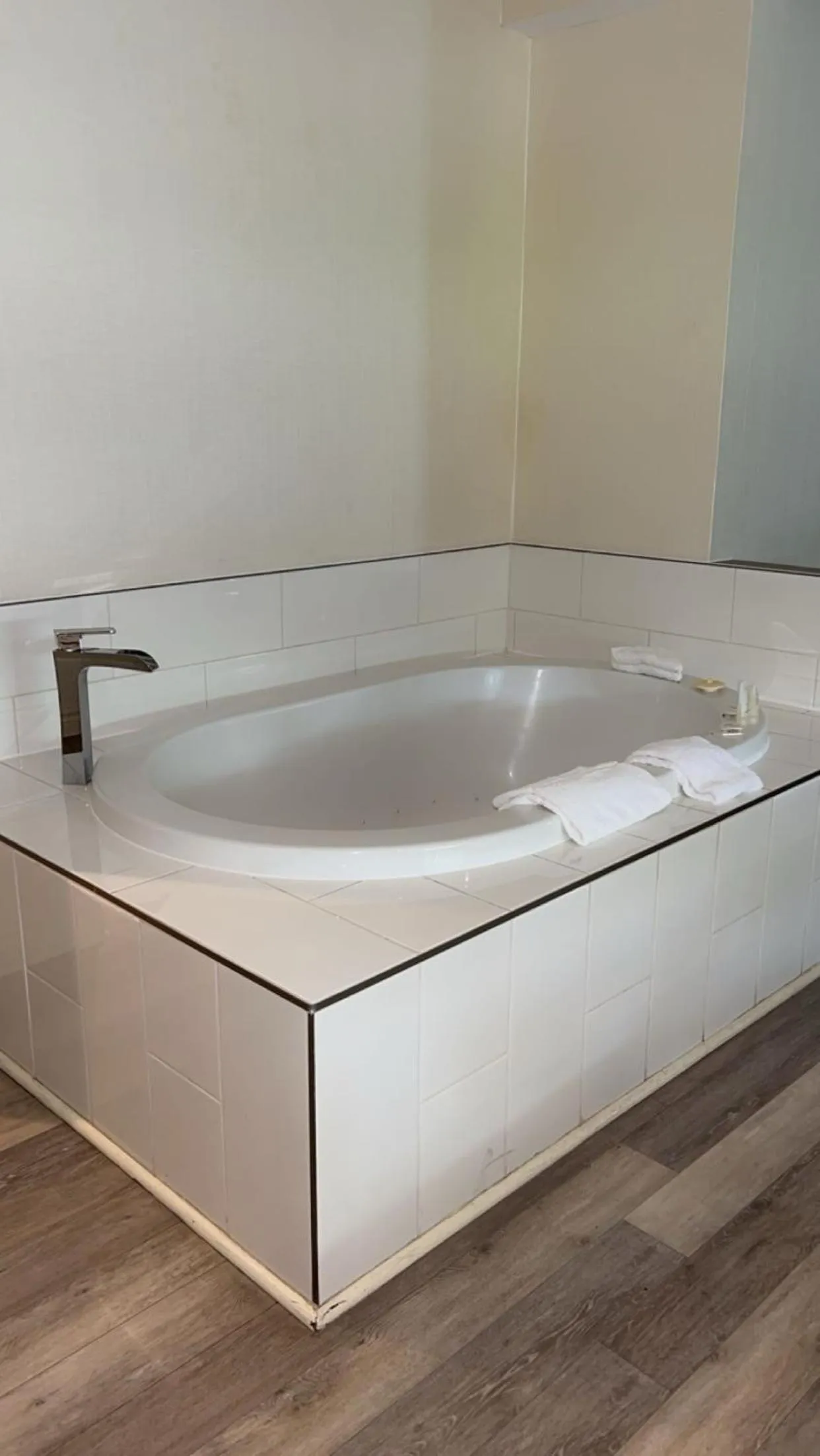 Hot Tub in Hotel Newstar Montréal