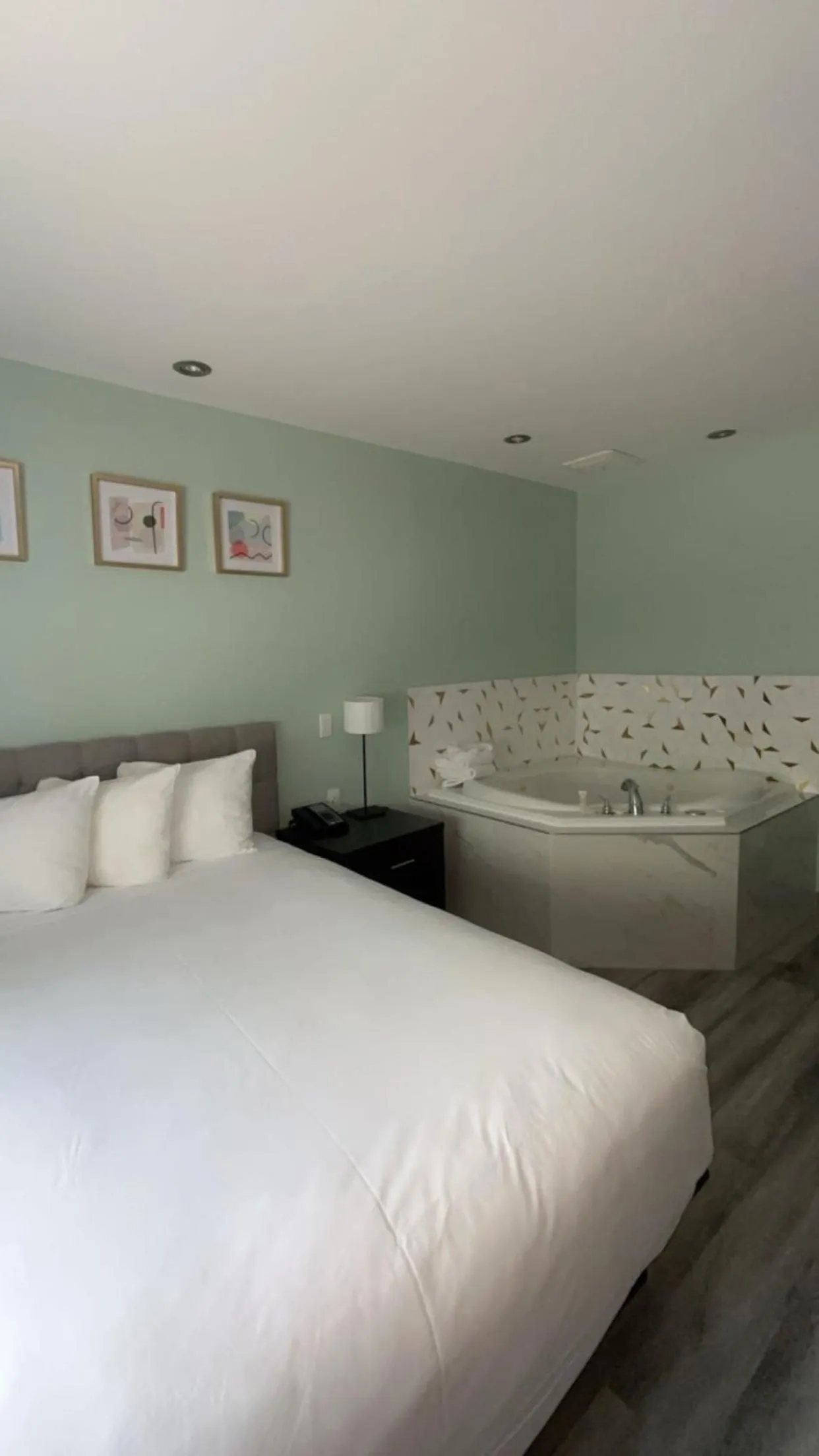 Photo of the whole room, Bed in Hotel Newstar Montréal