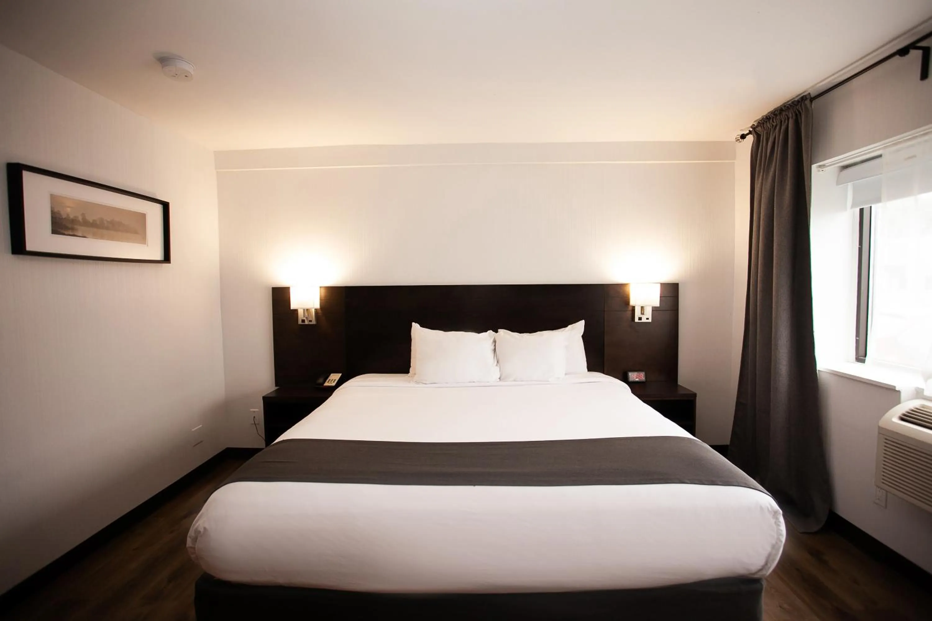 Bed in Hotel Newstar Montréal