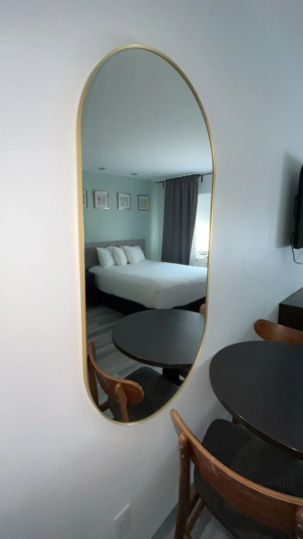 Photo of the whole room, Bed in Hotel Newstar Montréal