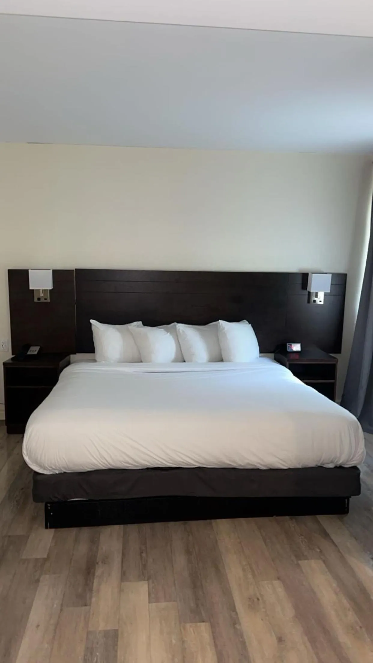 Bedroom, Bed in Hotel Newstar Montréal