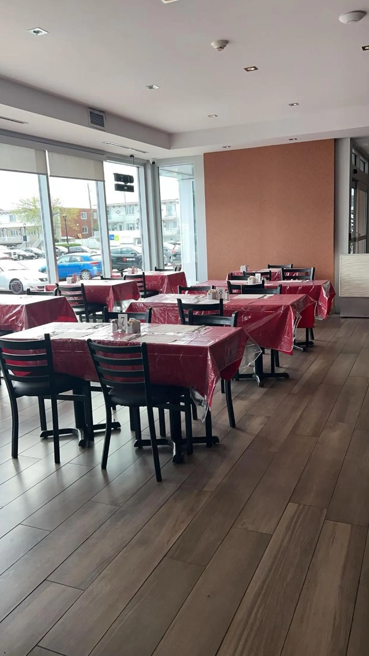 Restaurant/places to eat in Hotel Newstar Montréal