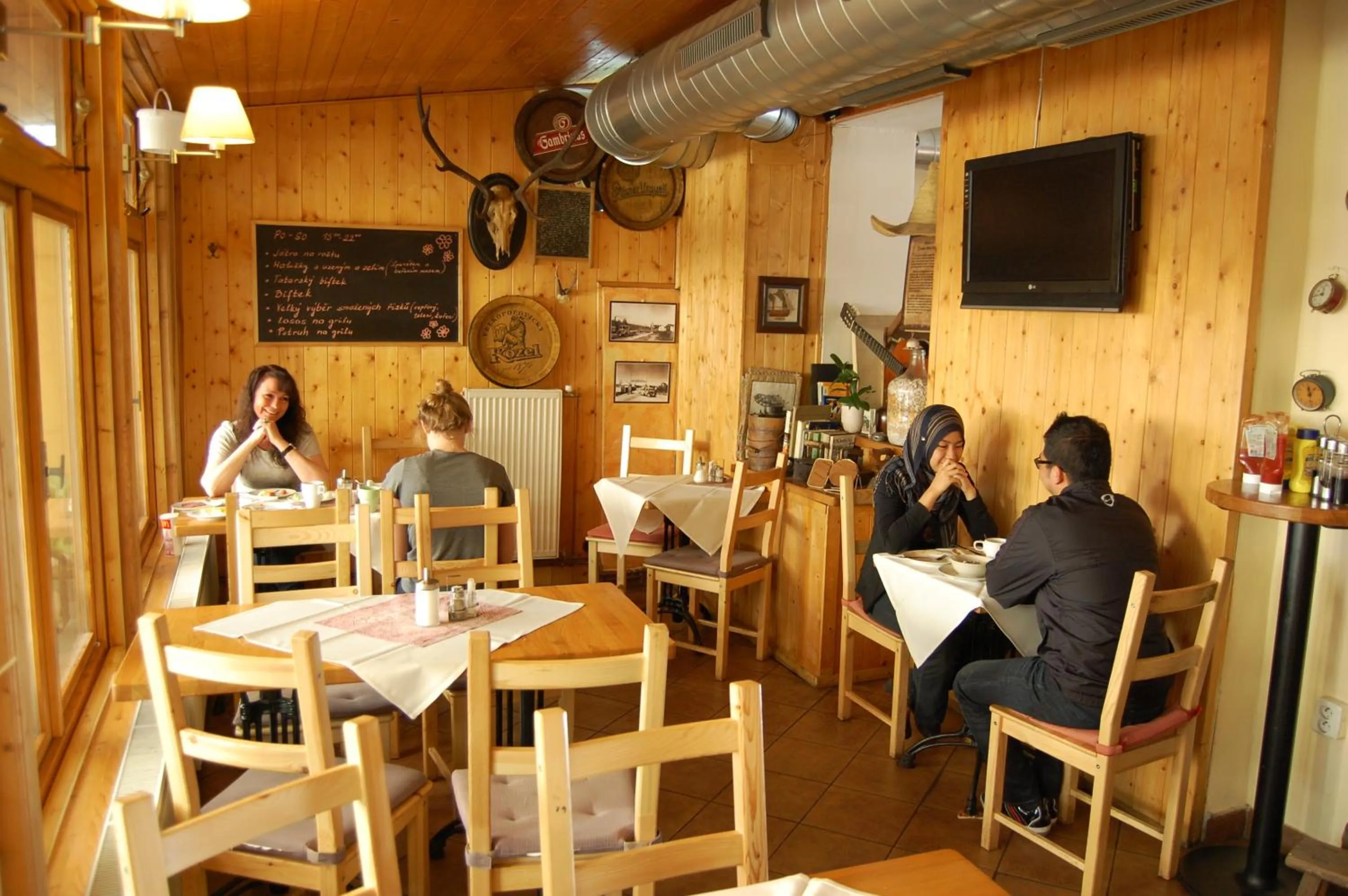 Restaurant/places to eat in Pension Akat