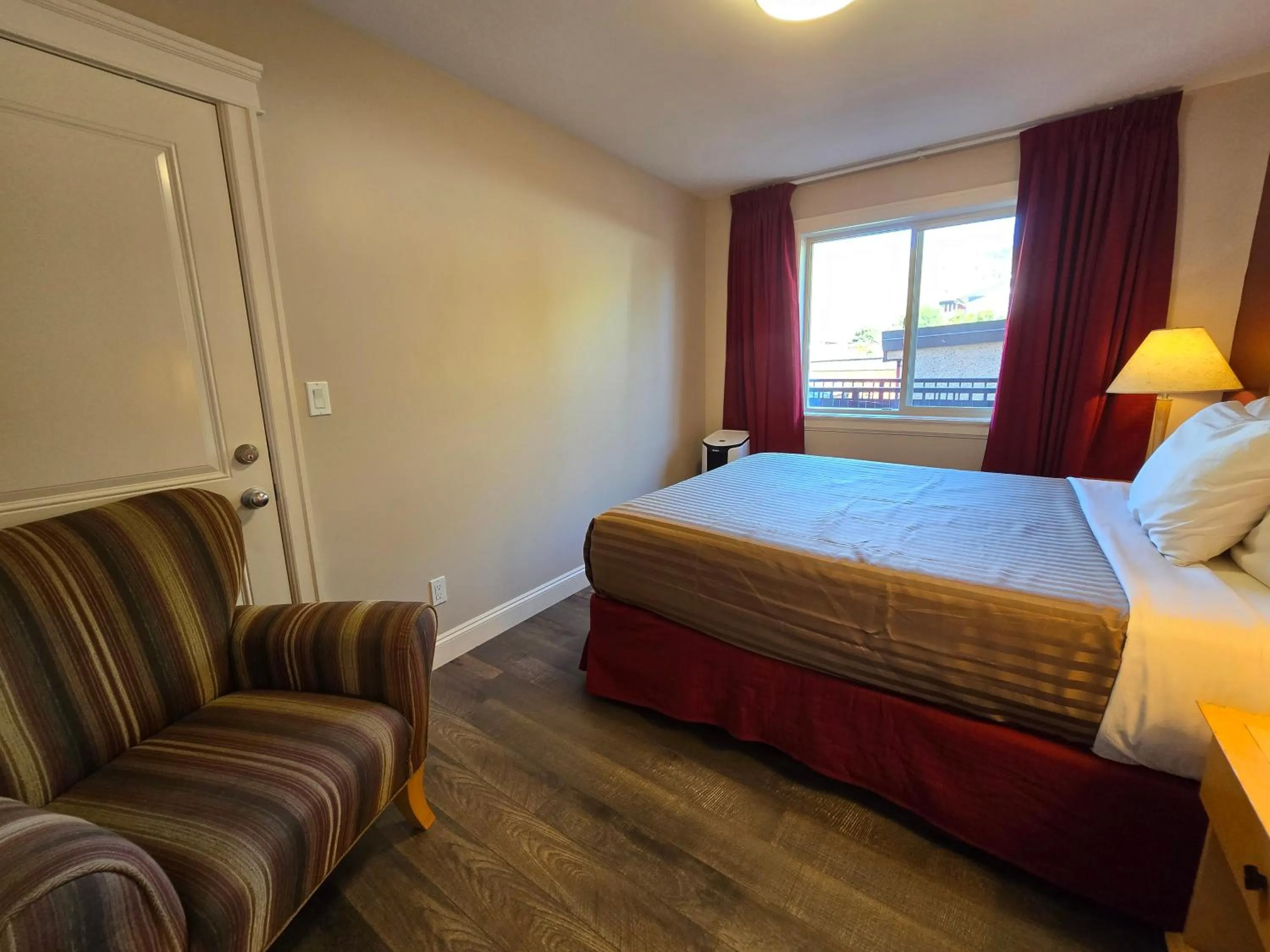 Bed in Sahara Courtyard Inn & Suites Osoyoos