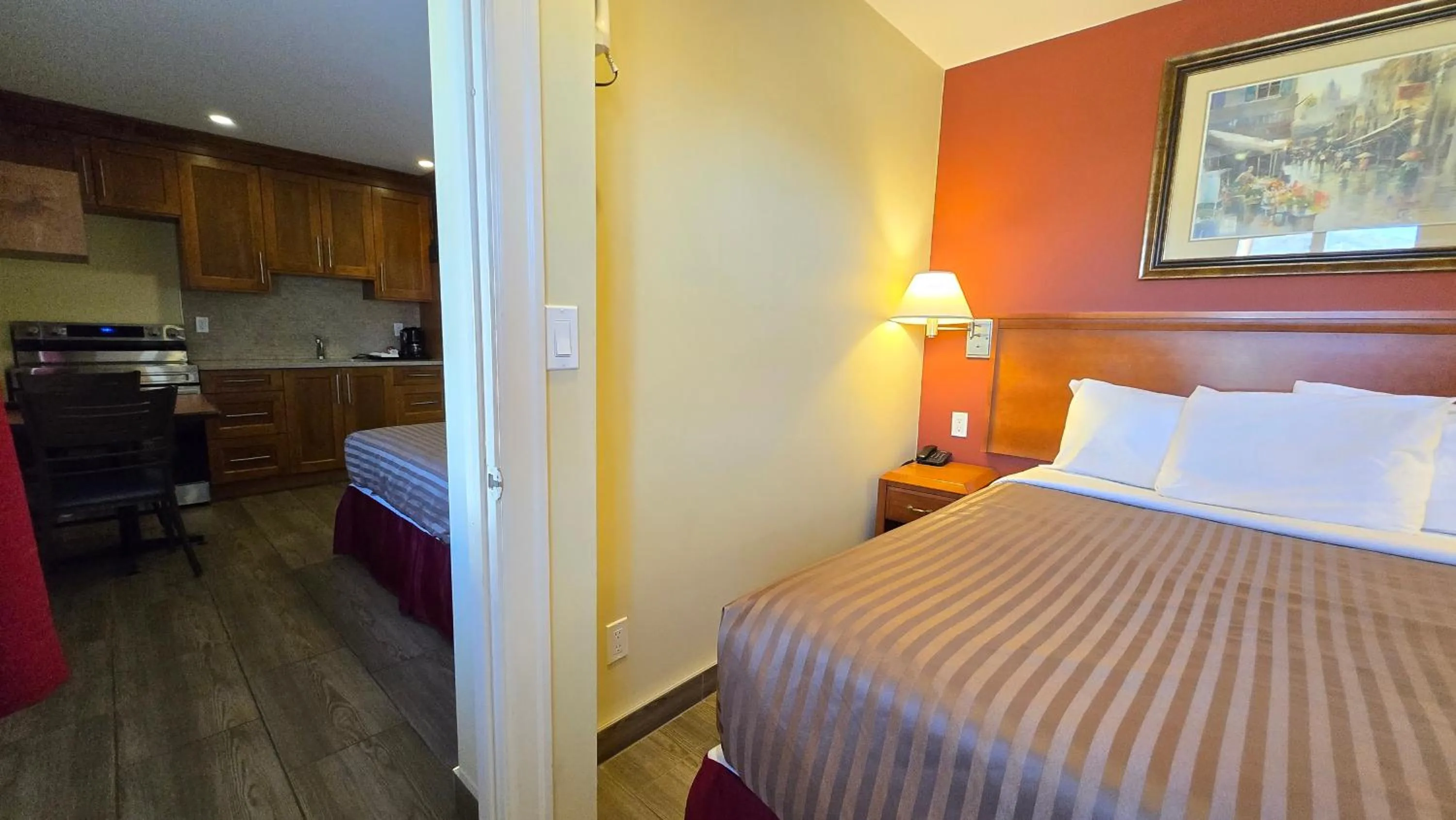 Bed in Sahara Courtyard Inn & Suites Osoyoos