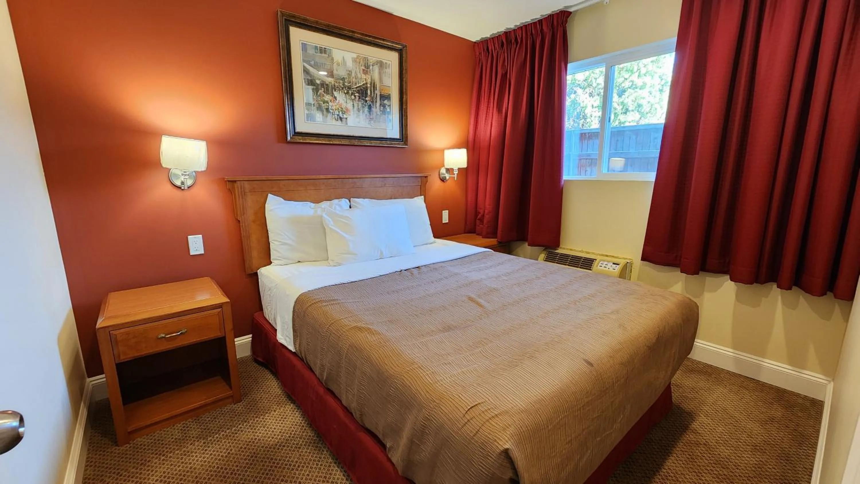 Bed in Sahara Courtyard Inn & Suites Osoyoos