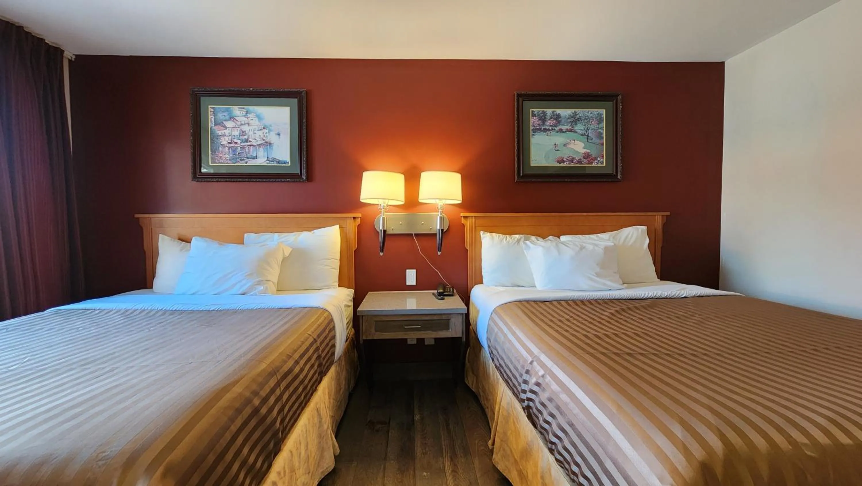 Bed in Sahara Courtyard Inn & Suites Osoyoos