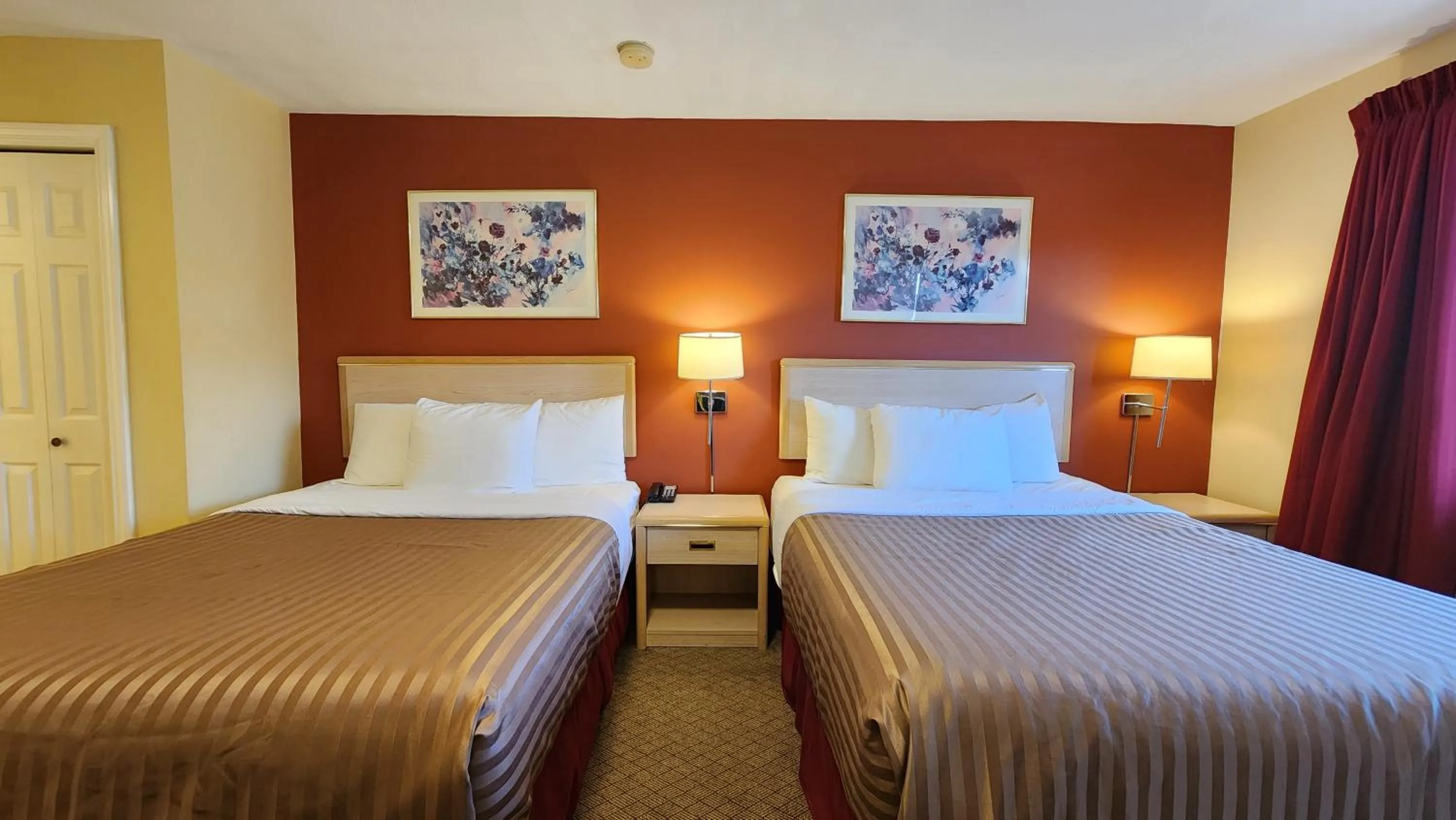 Bed in Sahara Courtyard Inn & Suites Osoyoos
