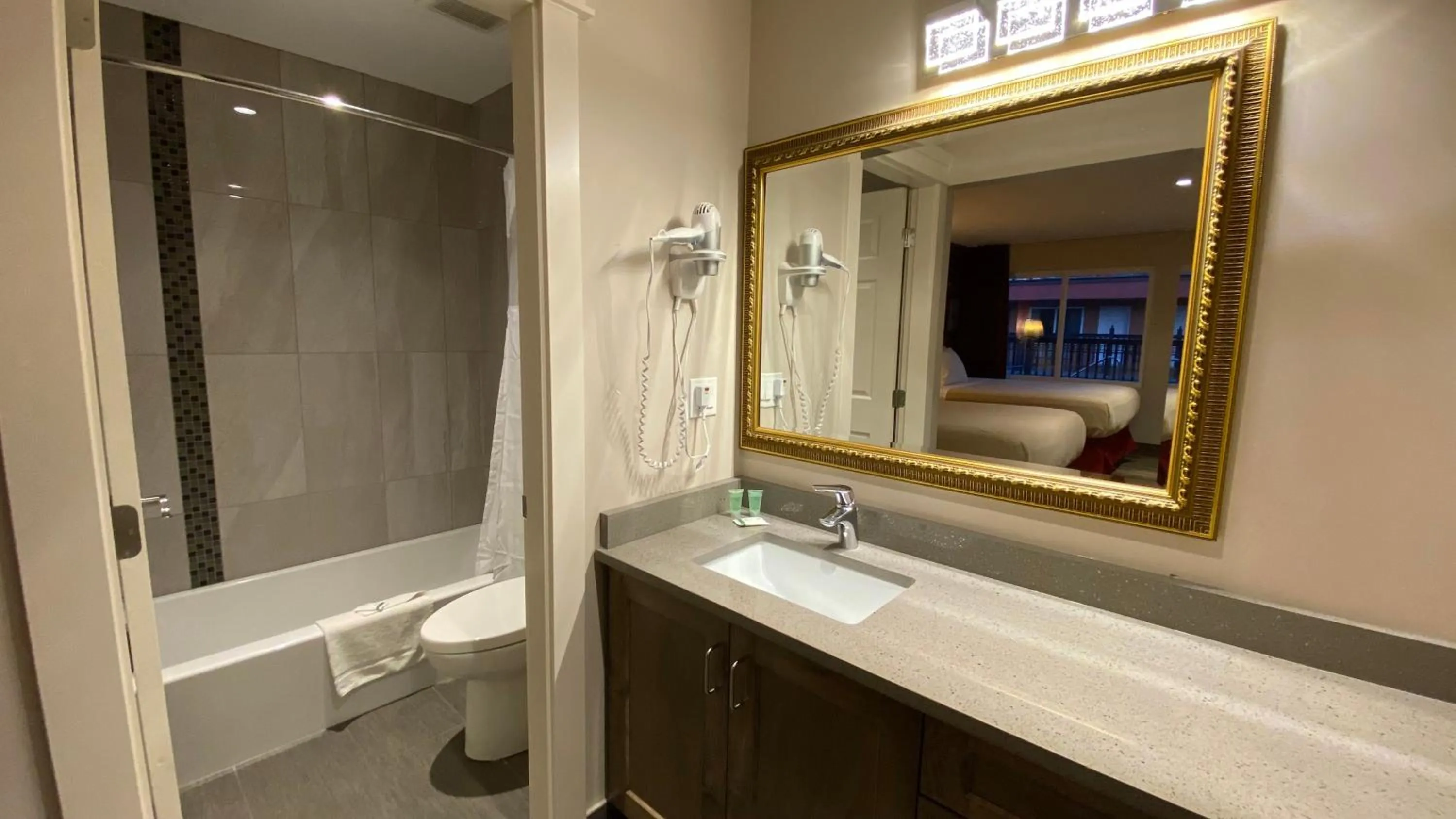 Sahara Courtyard Inn & Suites Osoyoos