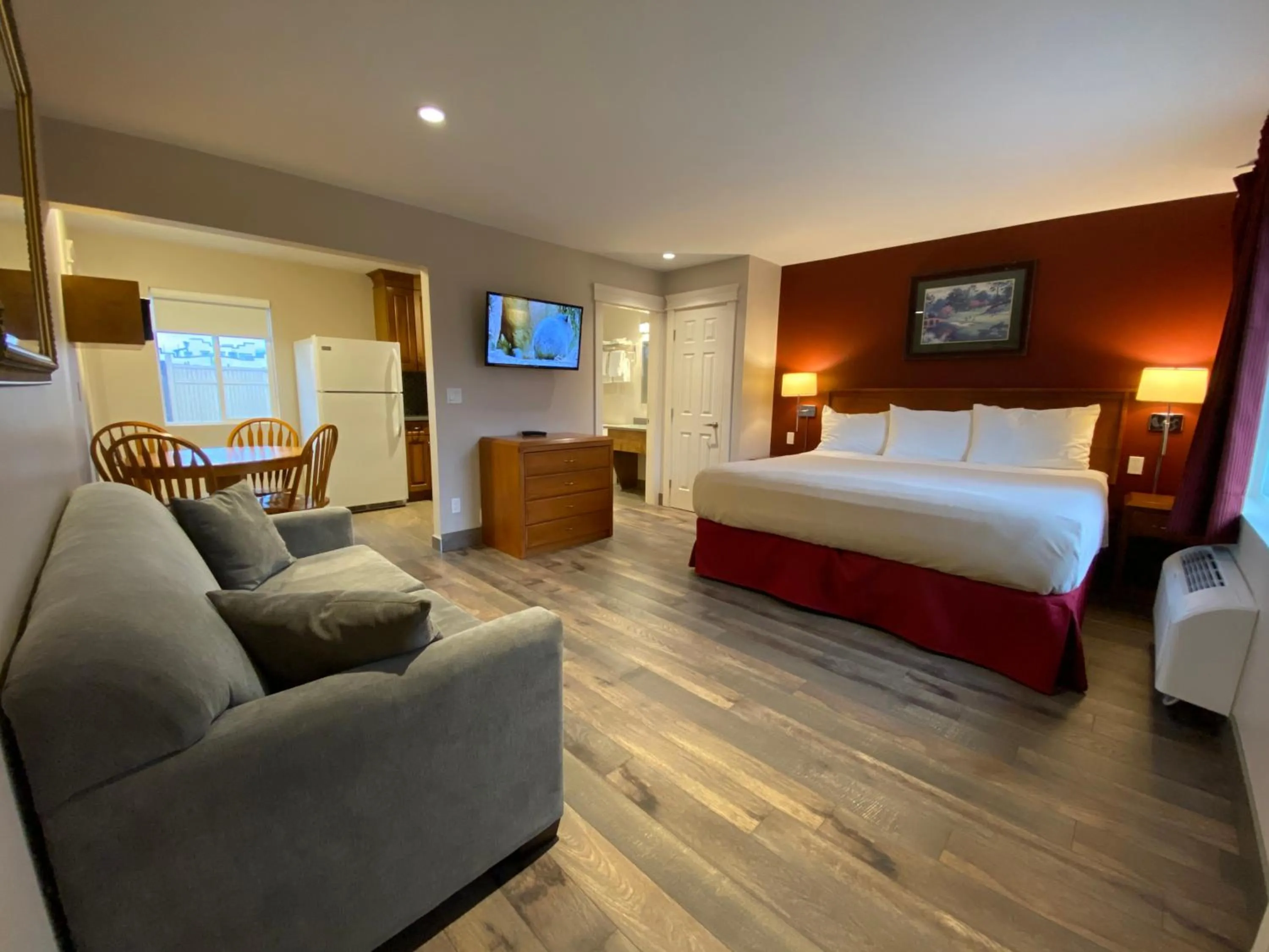 Bed in Sahara Courtyard Inn & Suites Osoyoos