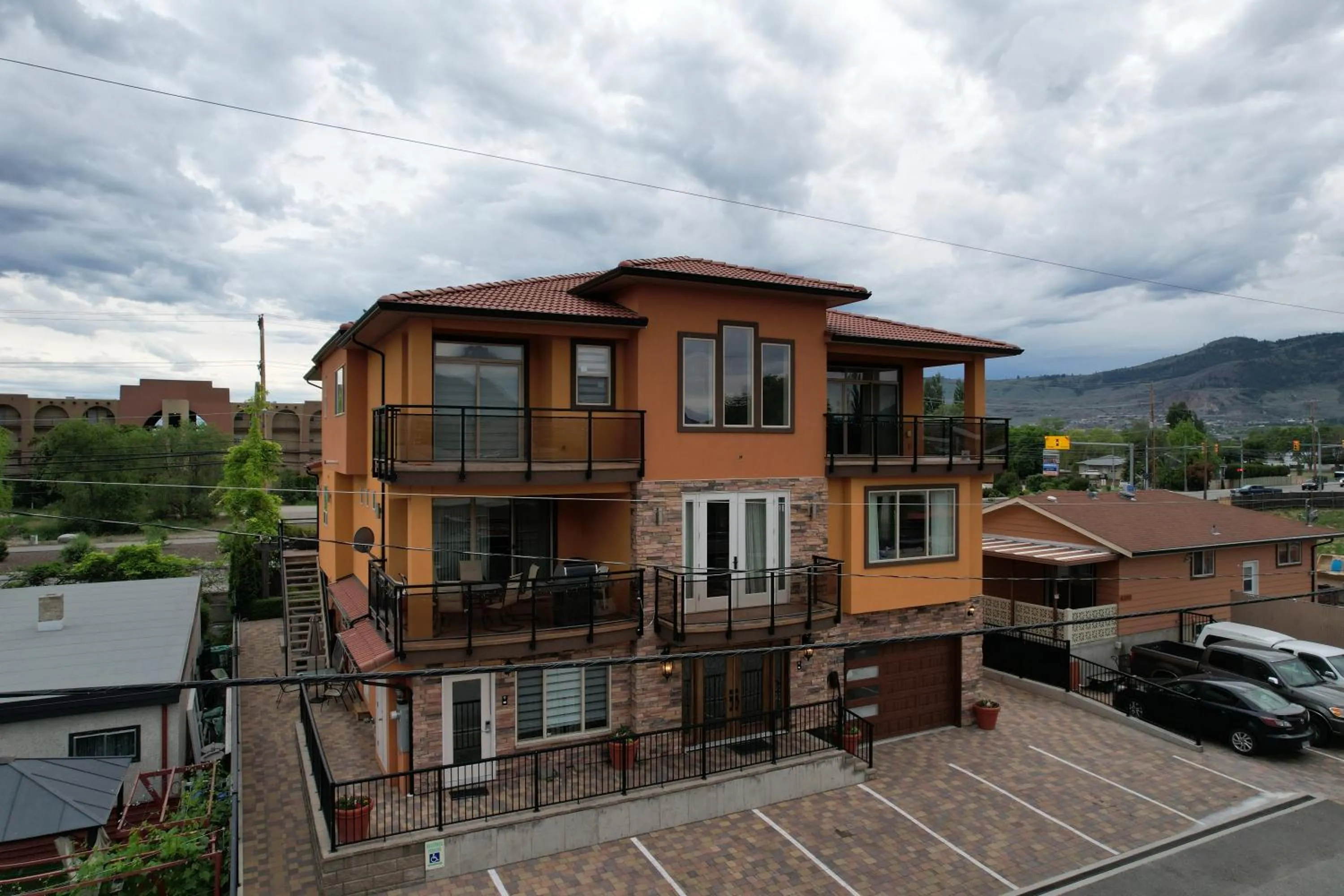 Sahara Courtyard Inn & Suites Osoyoos