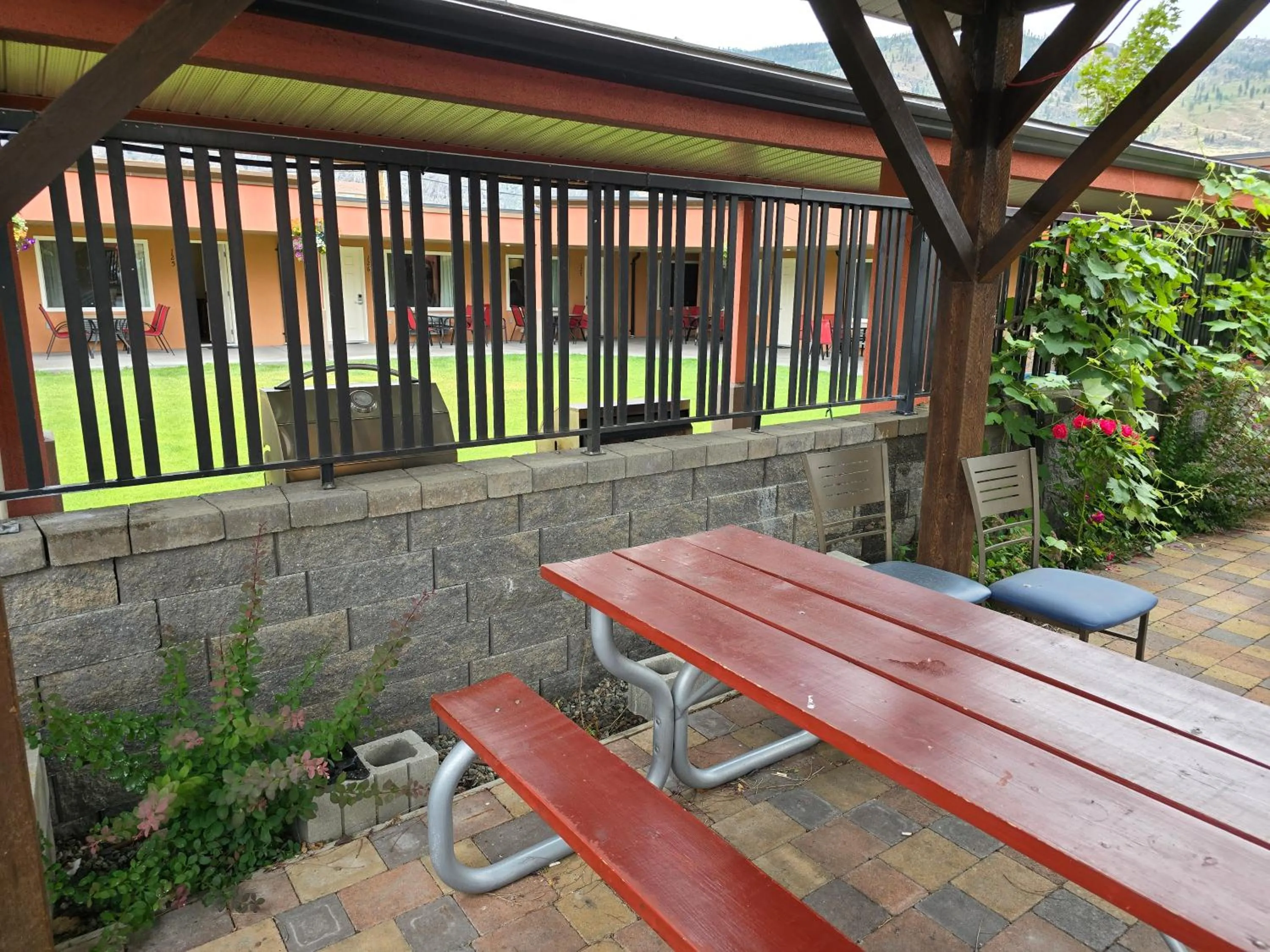 Sahara Courtyard Inn & Suites Osoyoos