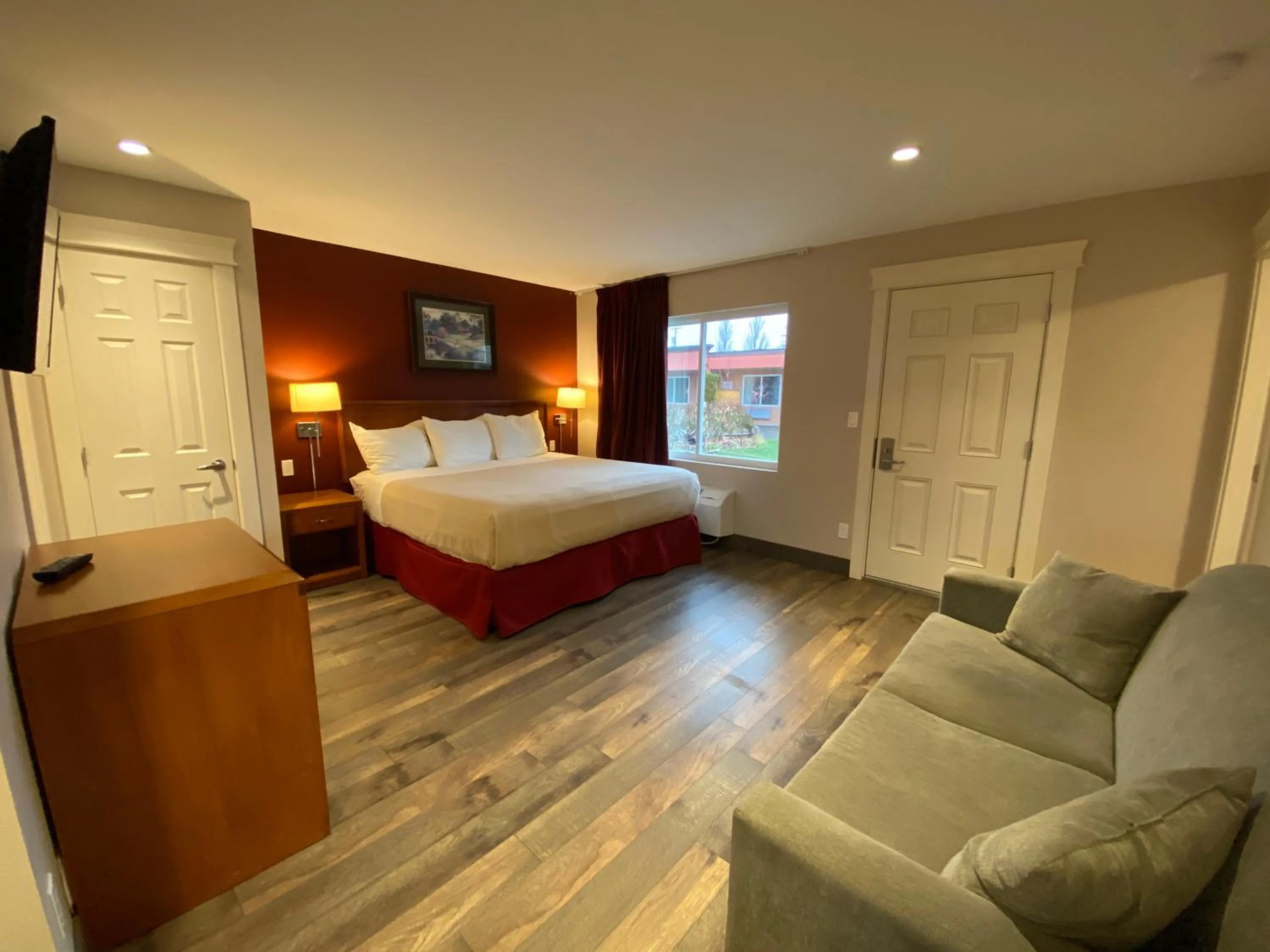 Bed in Sahara Courtyard Inn & Suites Osoyoos