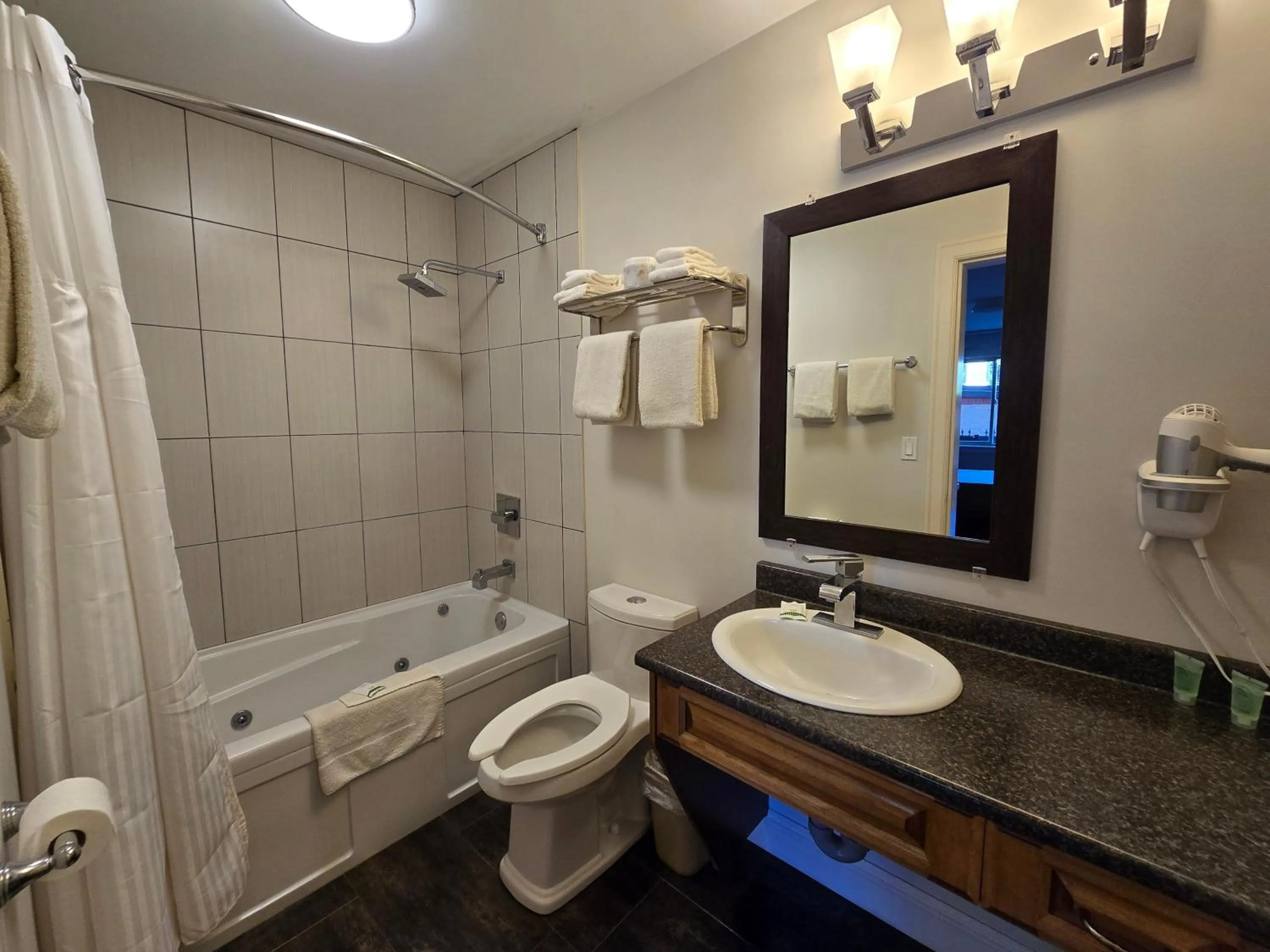 Sahara Courtyard Inn & Suites Osoyoos