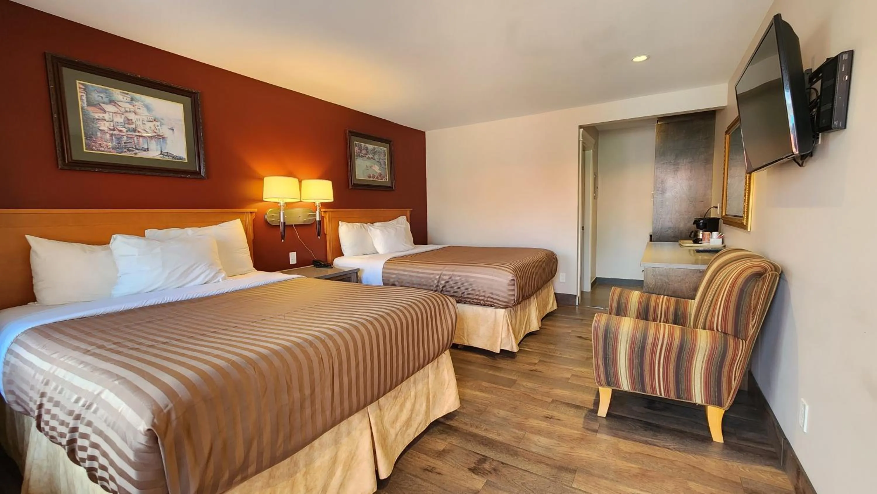 Bed in Sahara Courtyard Inn & Suites Osoyoos