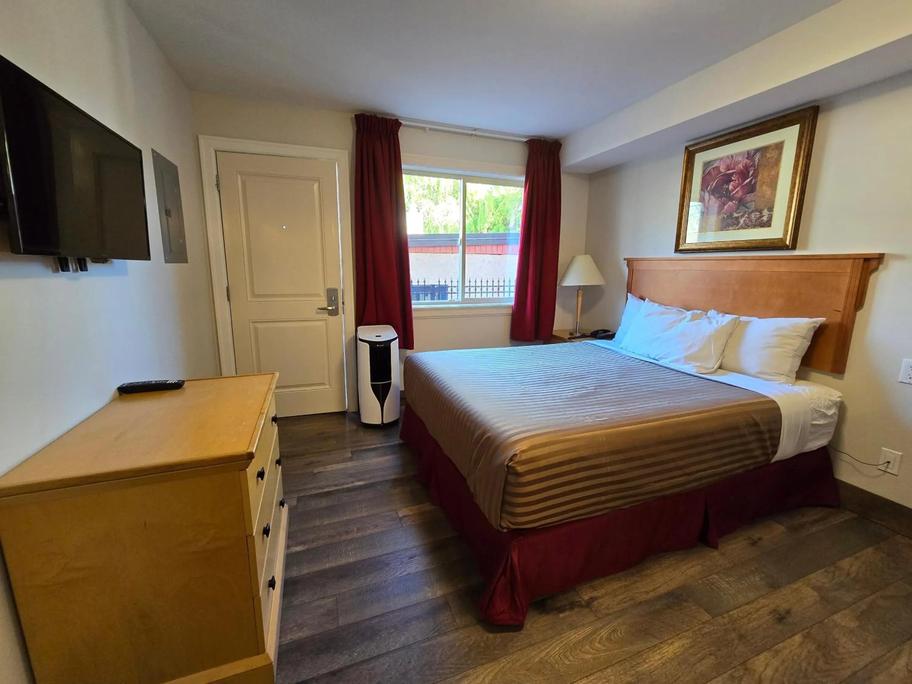 Bed in Sahara Courtyard Inn & Suites Osoyoos