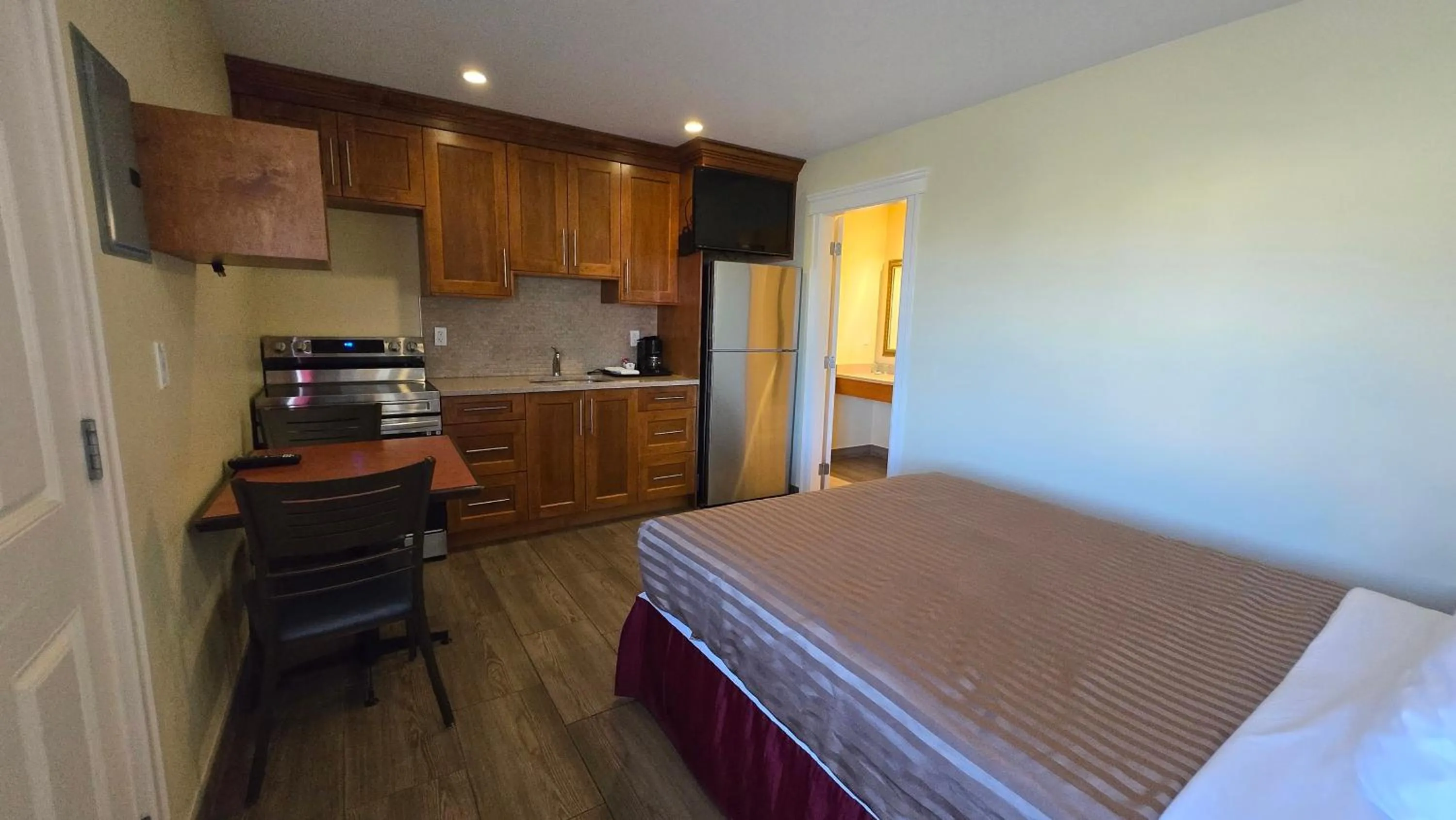 Bed in Sahara Courtyard Inn & Suites Osoyoos